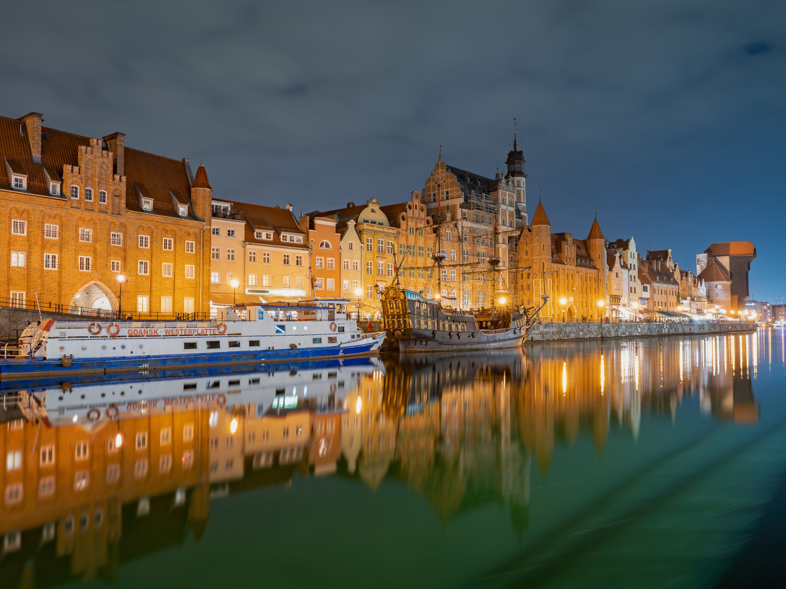Дома отражаются в водном канале, город Гданьск. Польша
