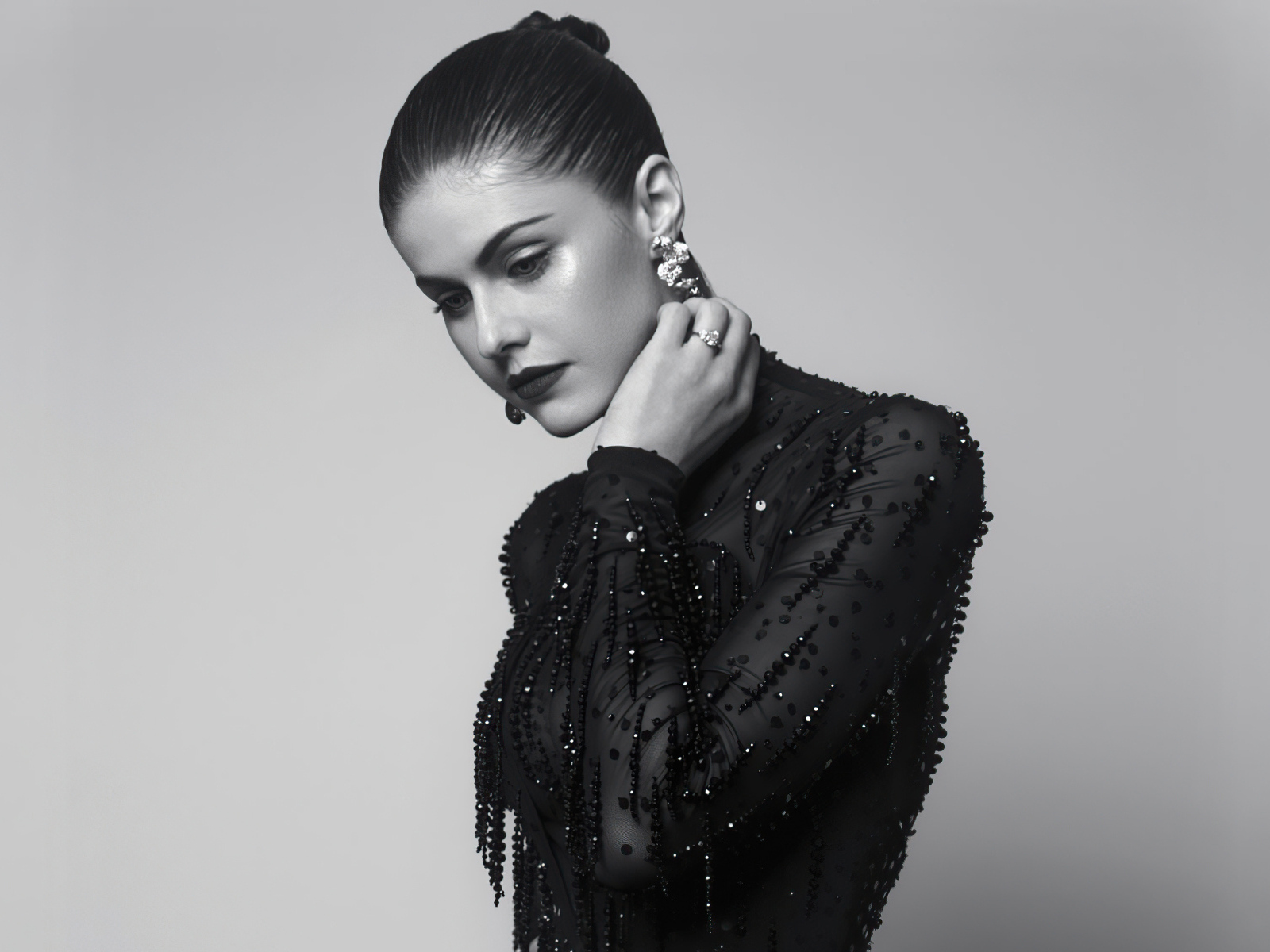 Актриса Александра Даддарио в черном платье на сером фоне