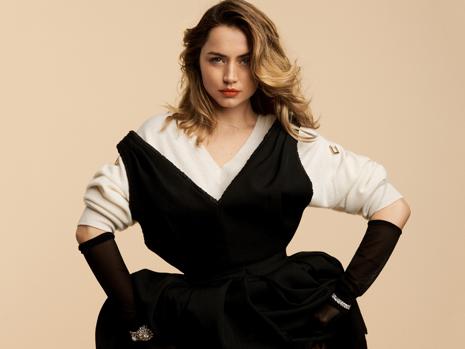 Актриса Ана де Армас в черном платье