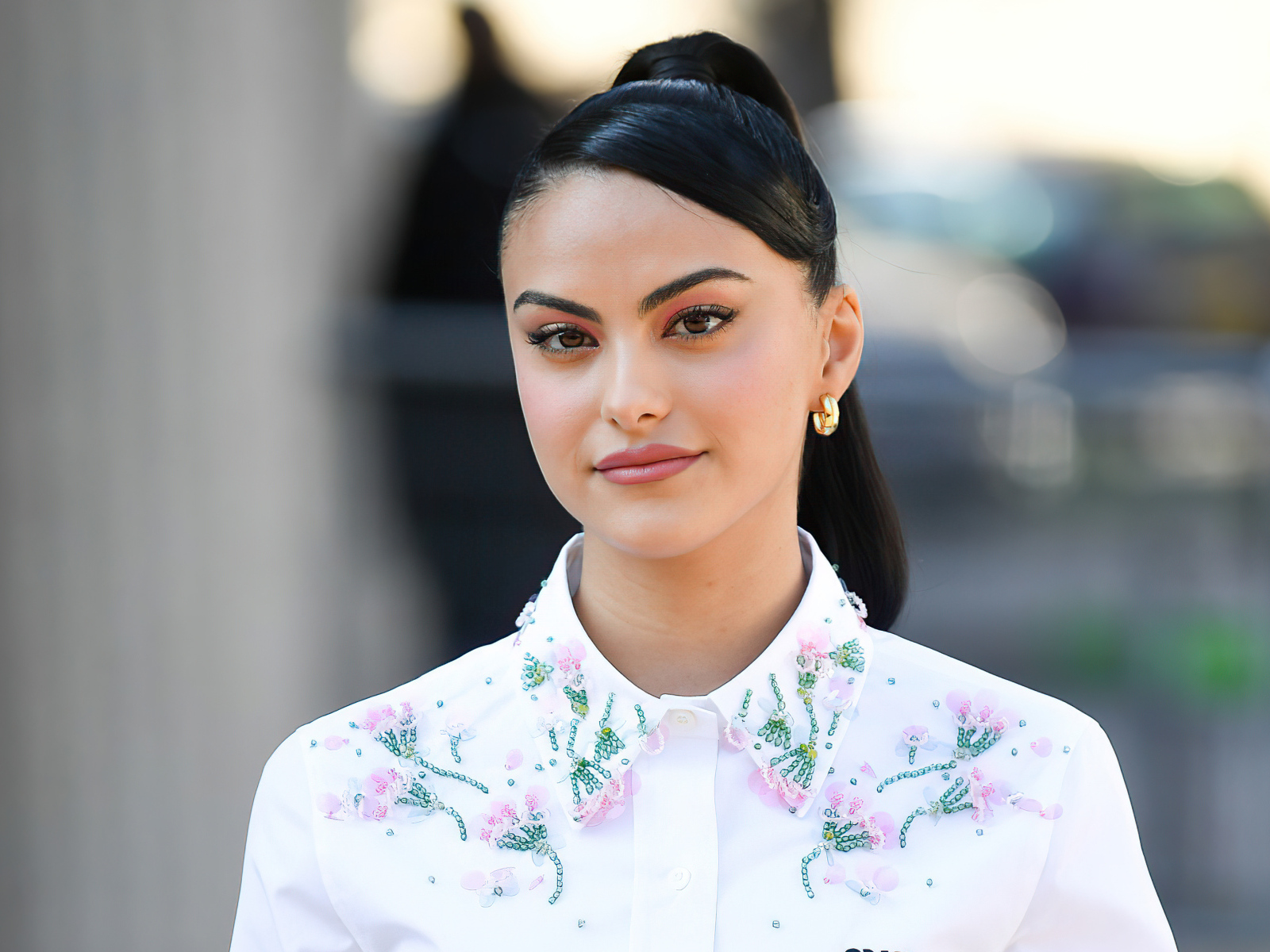 Актриса Камила Мендес в рубашке