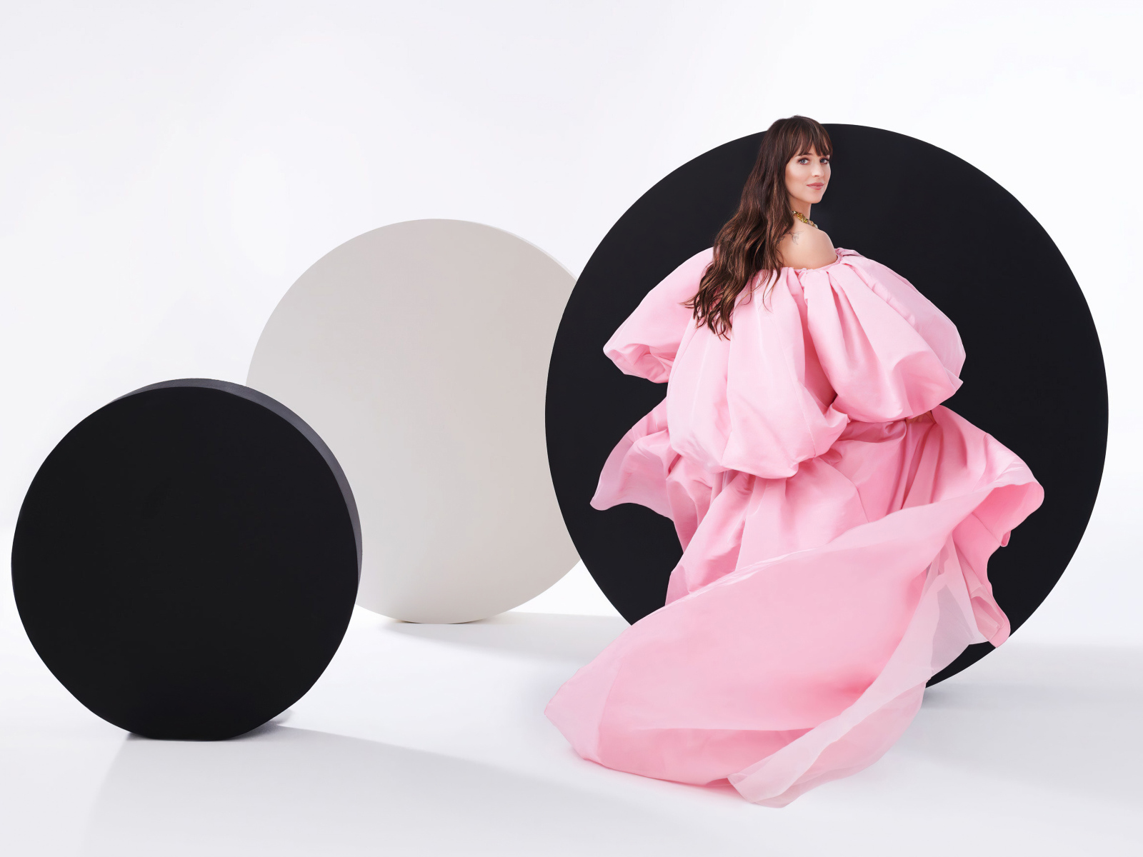 Актриса Дакота Джонсон в красивом розовом платье