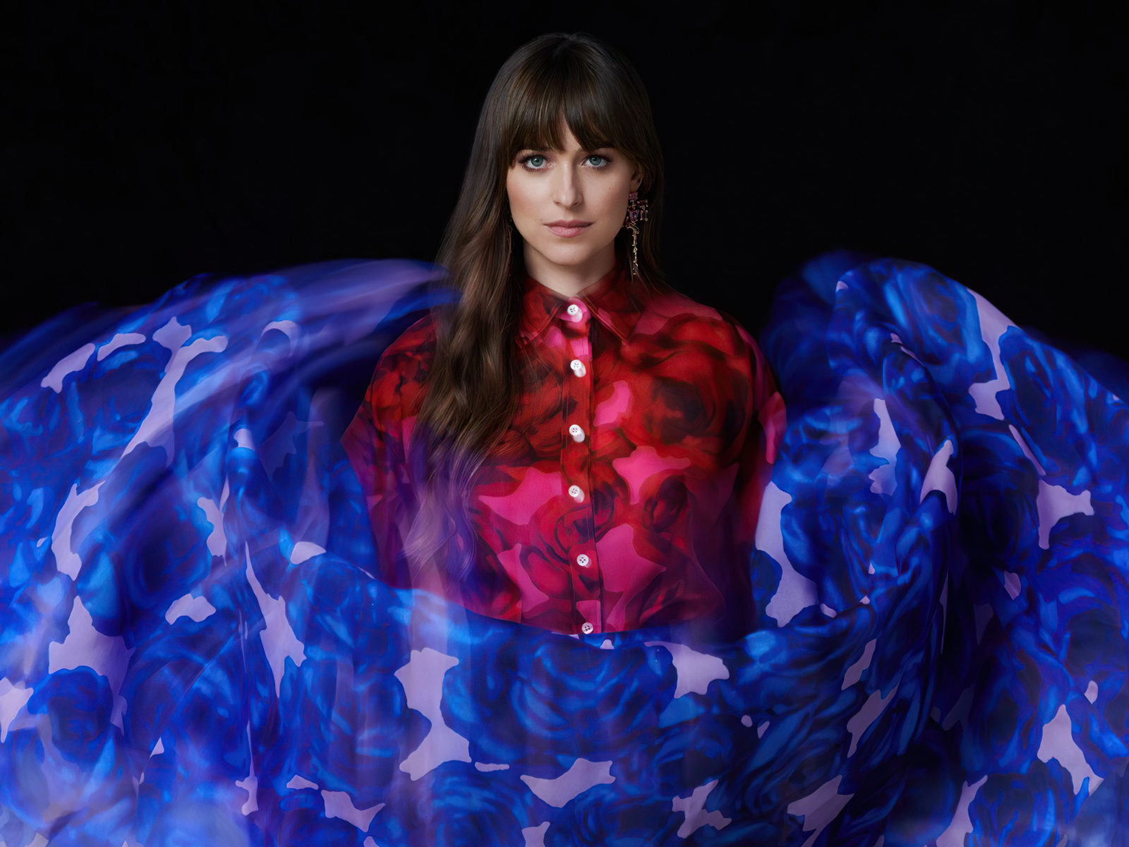 Актриса Дакота Джонсон на черном фоне