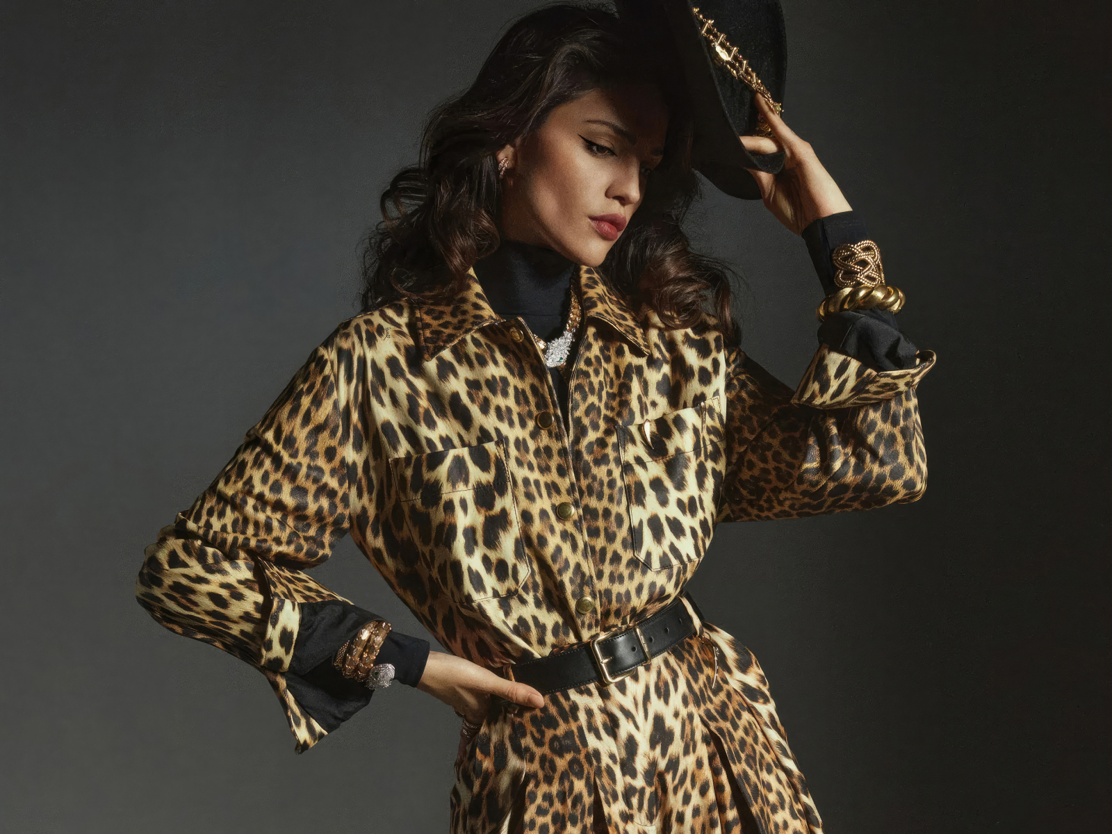 Актриса Эйса Гонсалес в леопардовом пальто