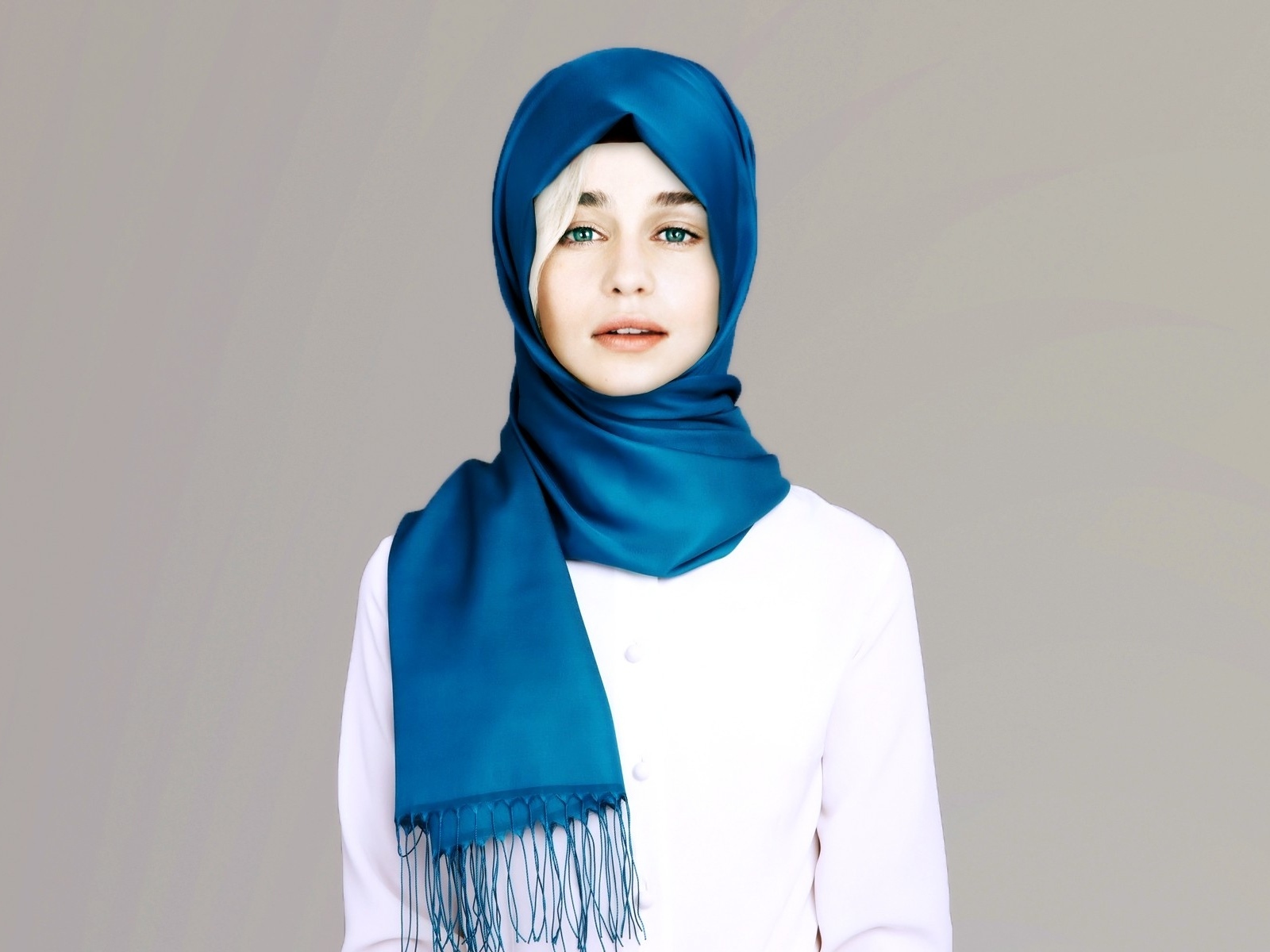 Актриса Эмилия Кларк в синем платке