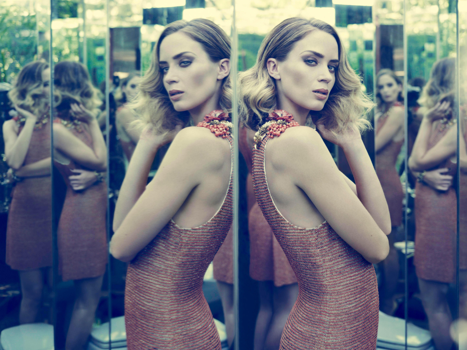 Актриса Эмили Блант отражается в зеркале