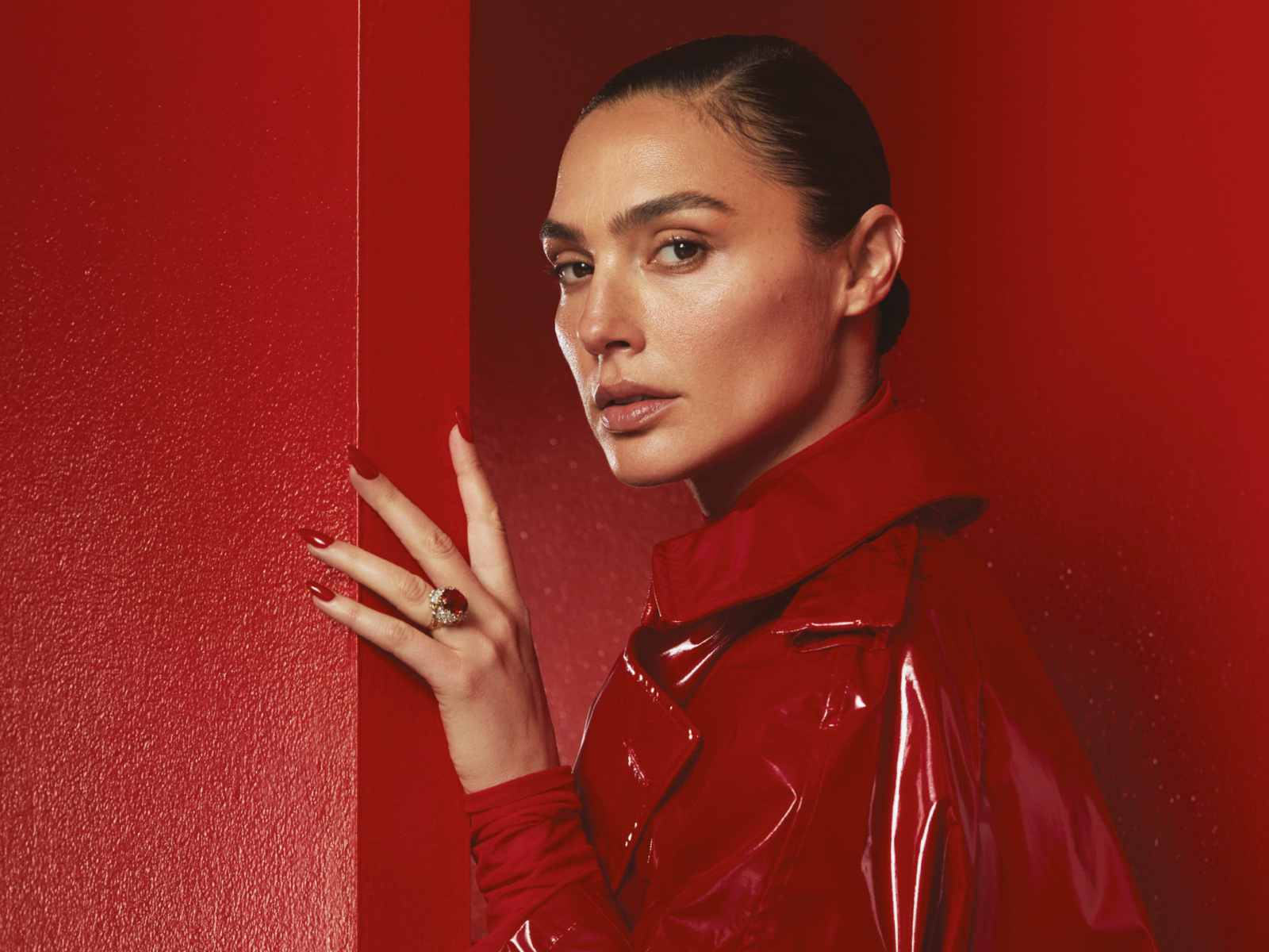 Актриса Галь Гадот в красной кожаной куртке