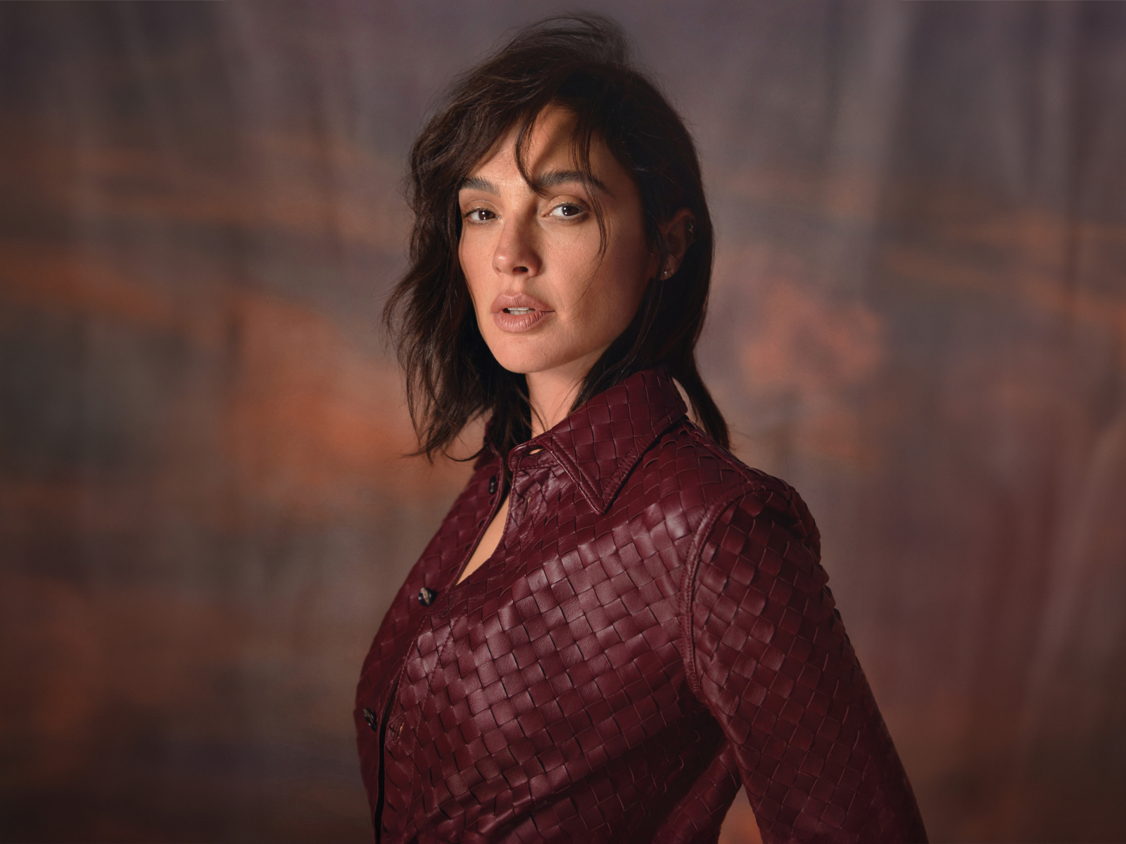 Актриса Галь Гадот в красной кожаной куртке