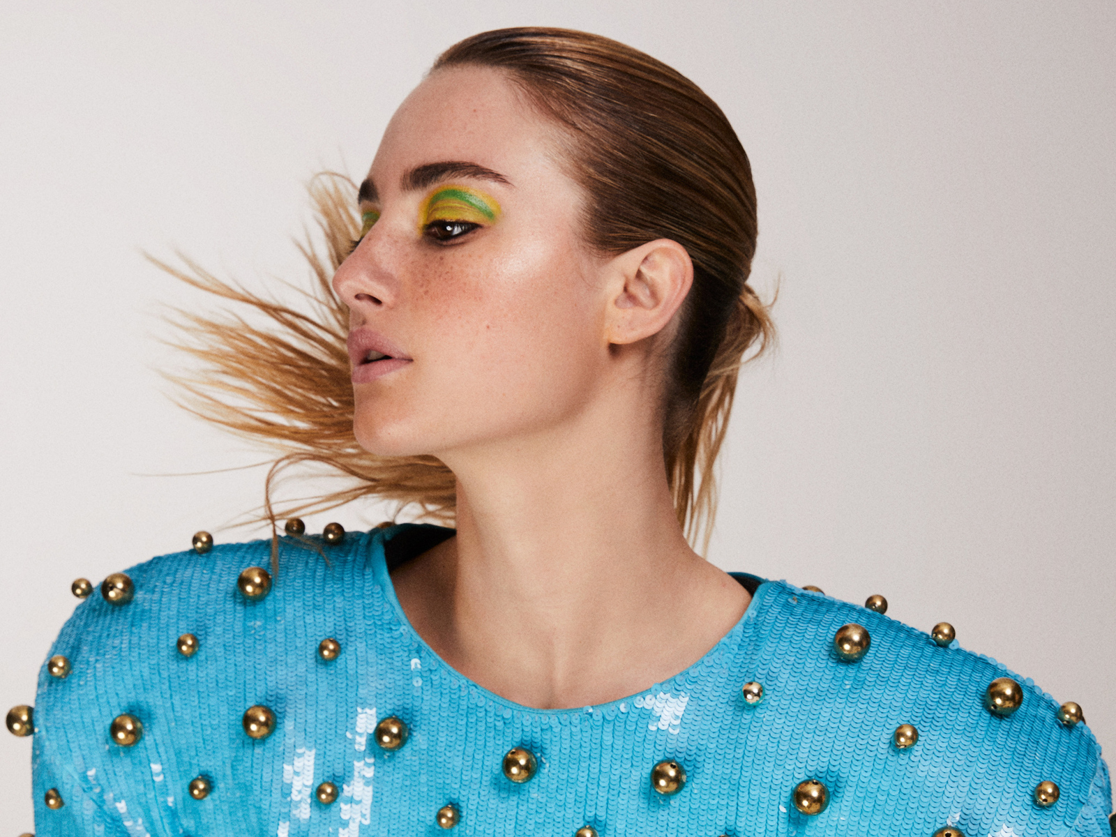 Актриса Грейс ван Паттен на сером фоне