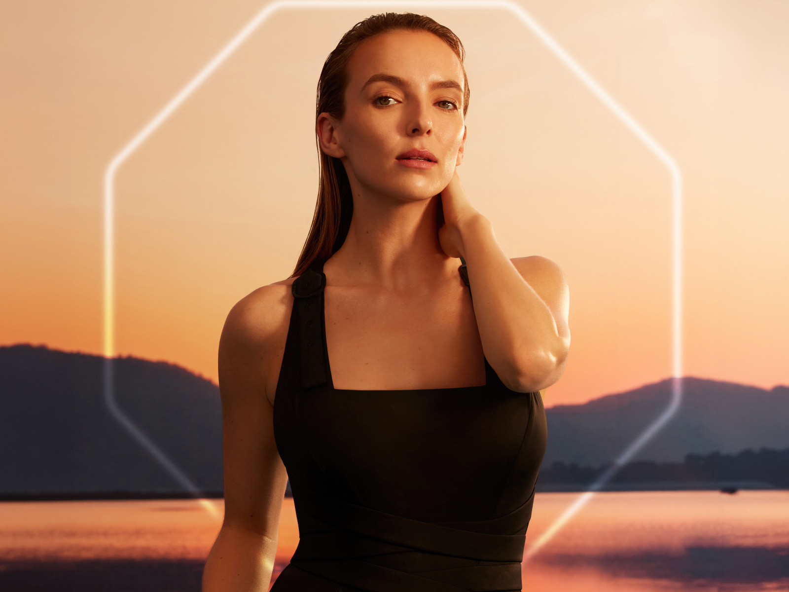 Актриса Джоди Комер в черном платье