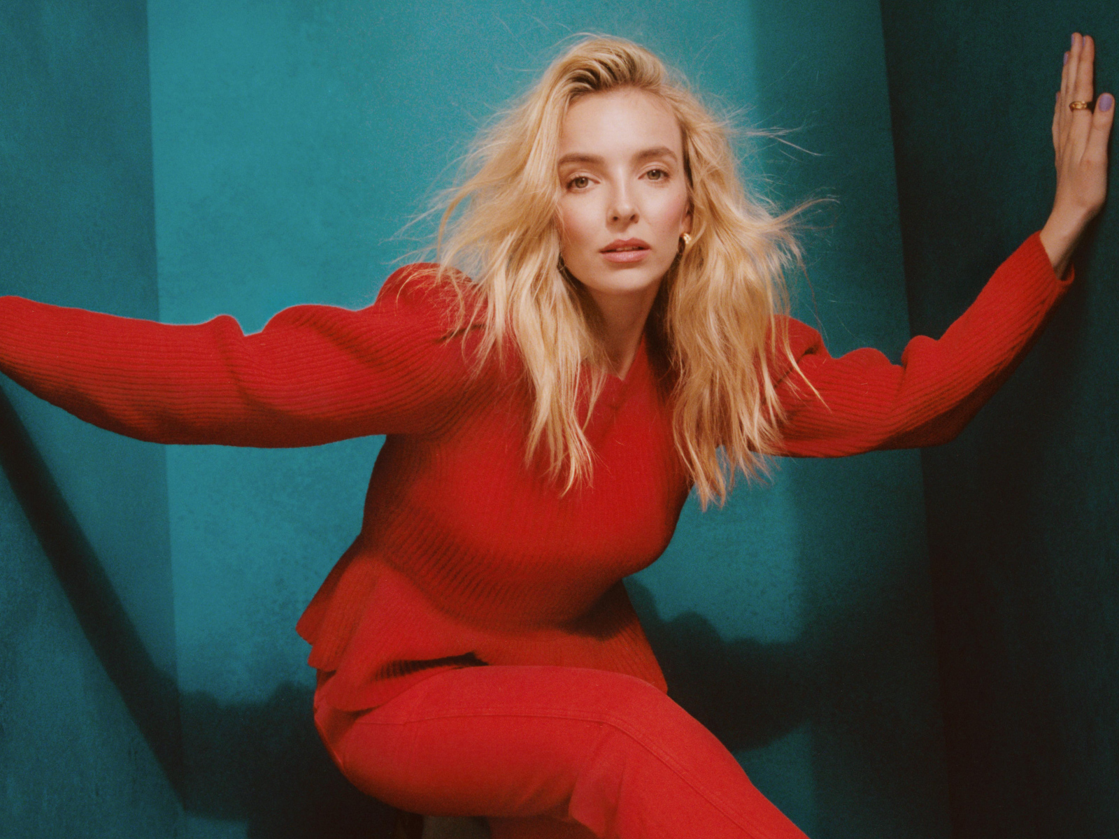 Актриса Джоди Комер в красном наряде