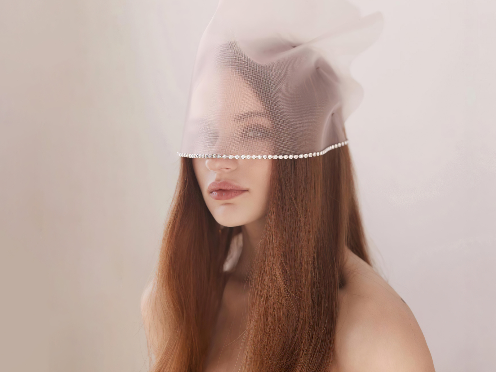 Актриса Джоуи Кинг с вуалью на лице