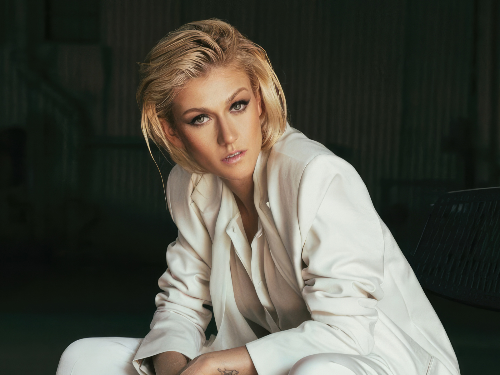 Актриса Кэтрин Макнамара в белом костюме