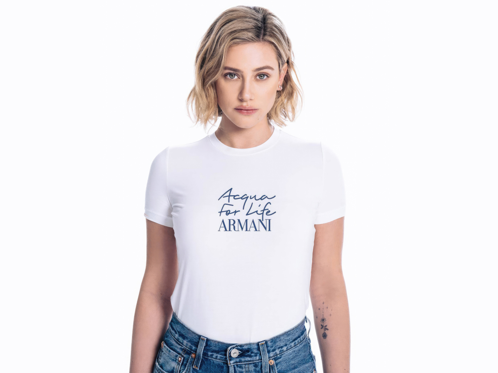 Актриса Лили Рейнхарт в футболке Армани