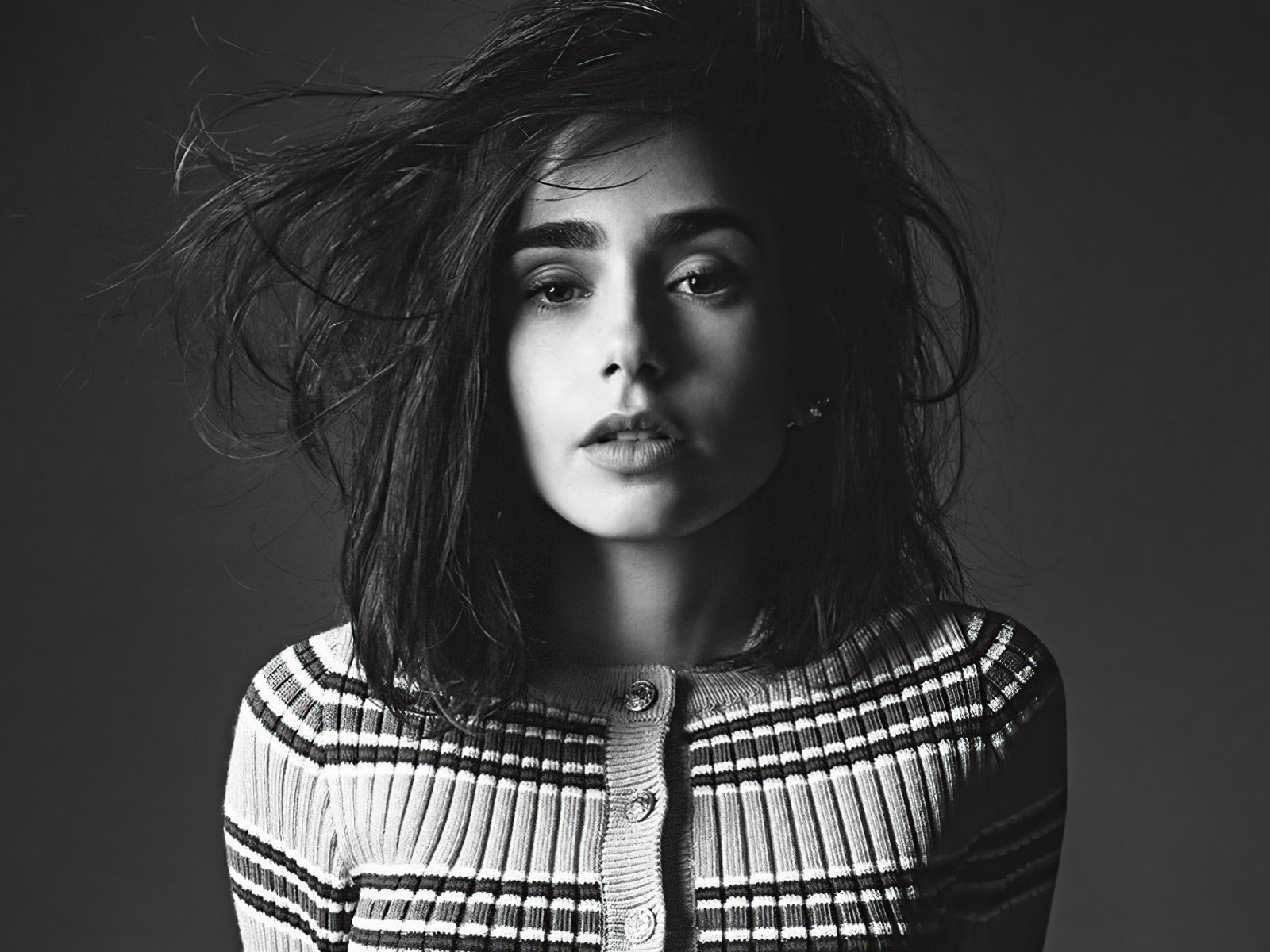 Актриса Лили Коллинз черно-белое фото