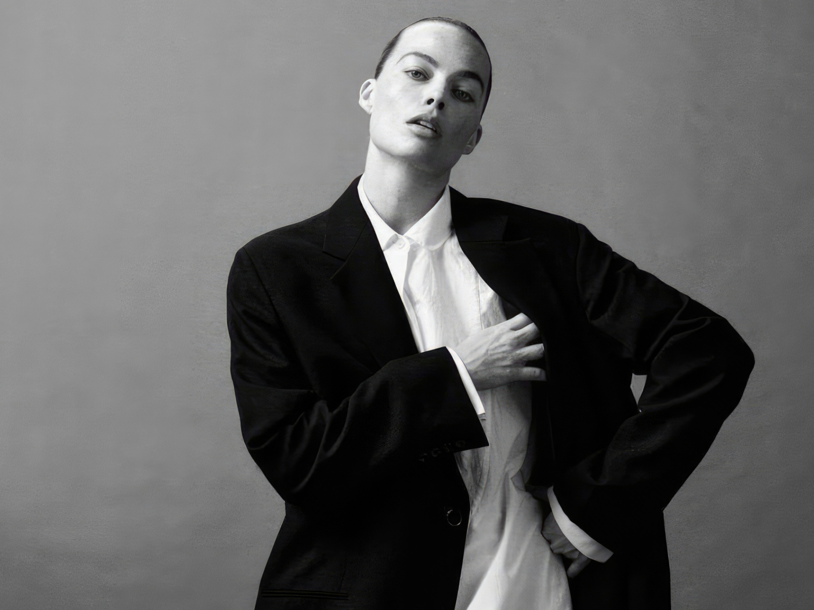 Актриса Марго Робби в костюме на сером фоне