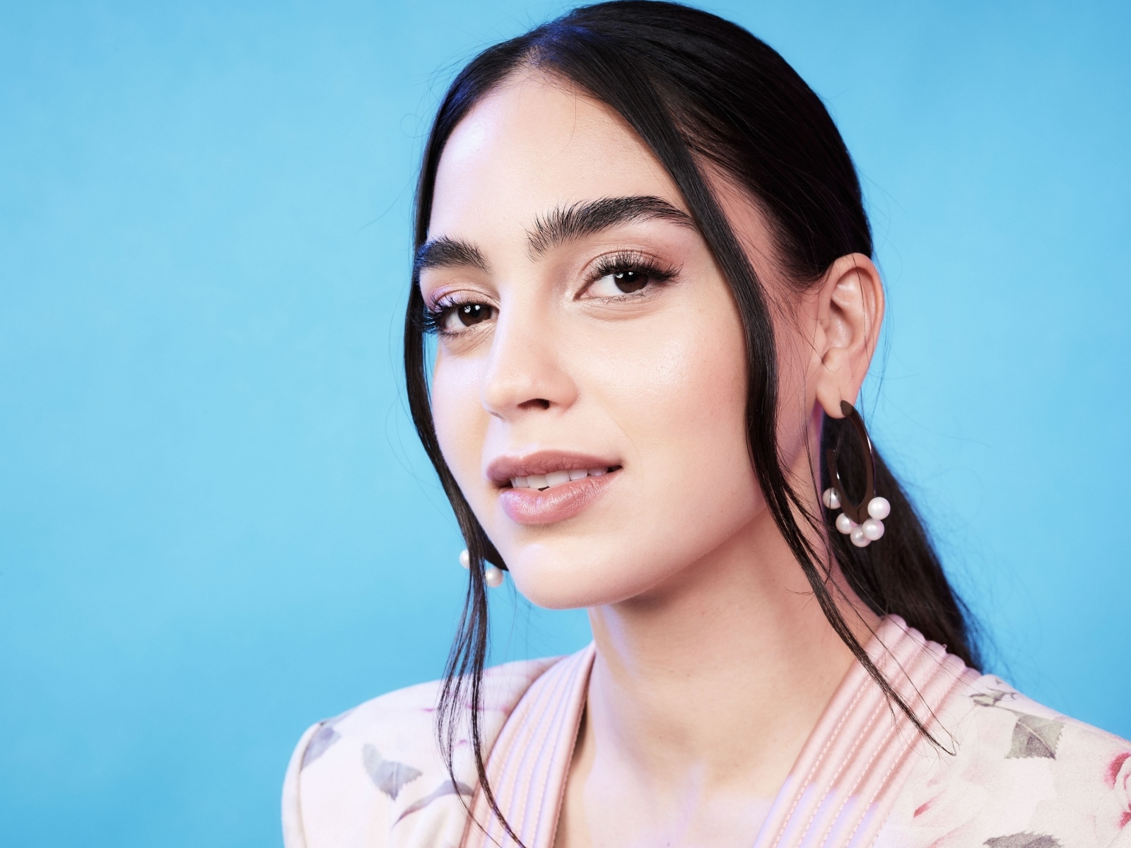 Актриса Мелисса Баррера на голубом фоне