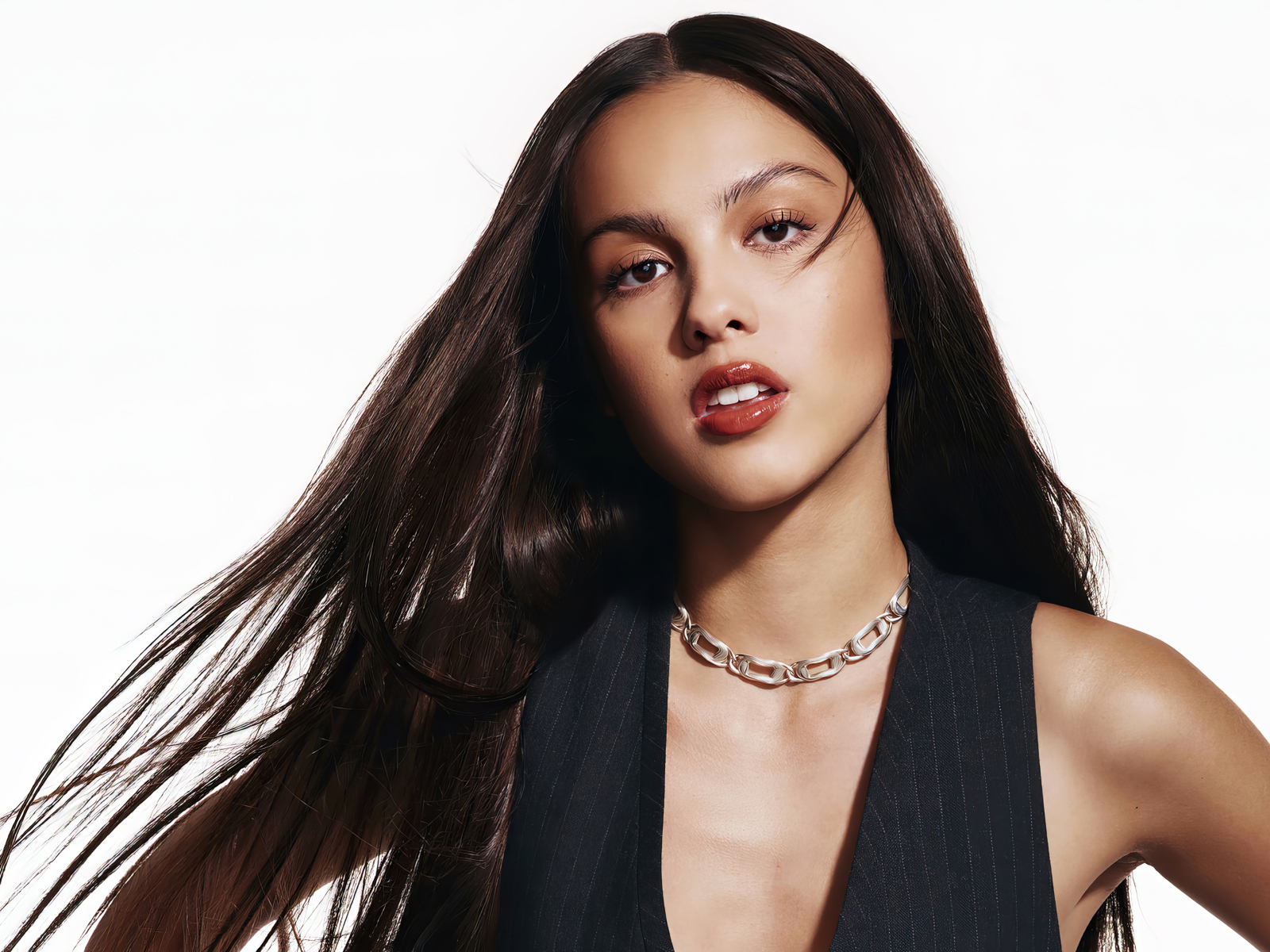 Актриса Оливия Родриго на белом фоне