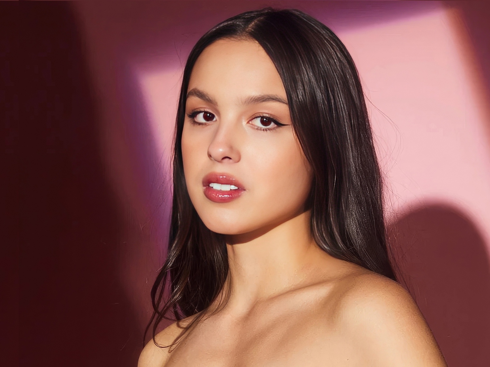 Актриса Оливия Родриго на розовом фоне