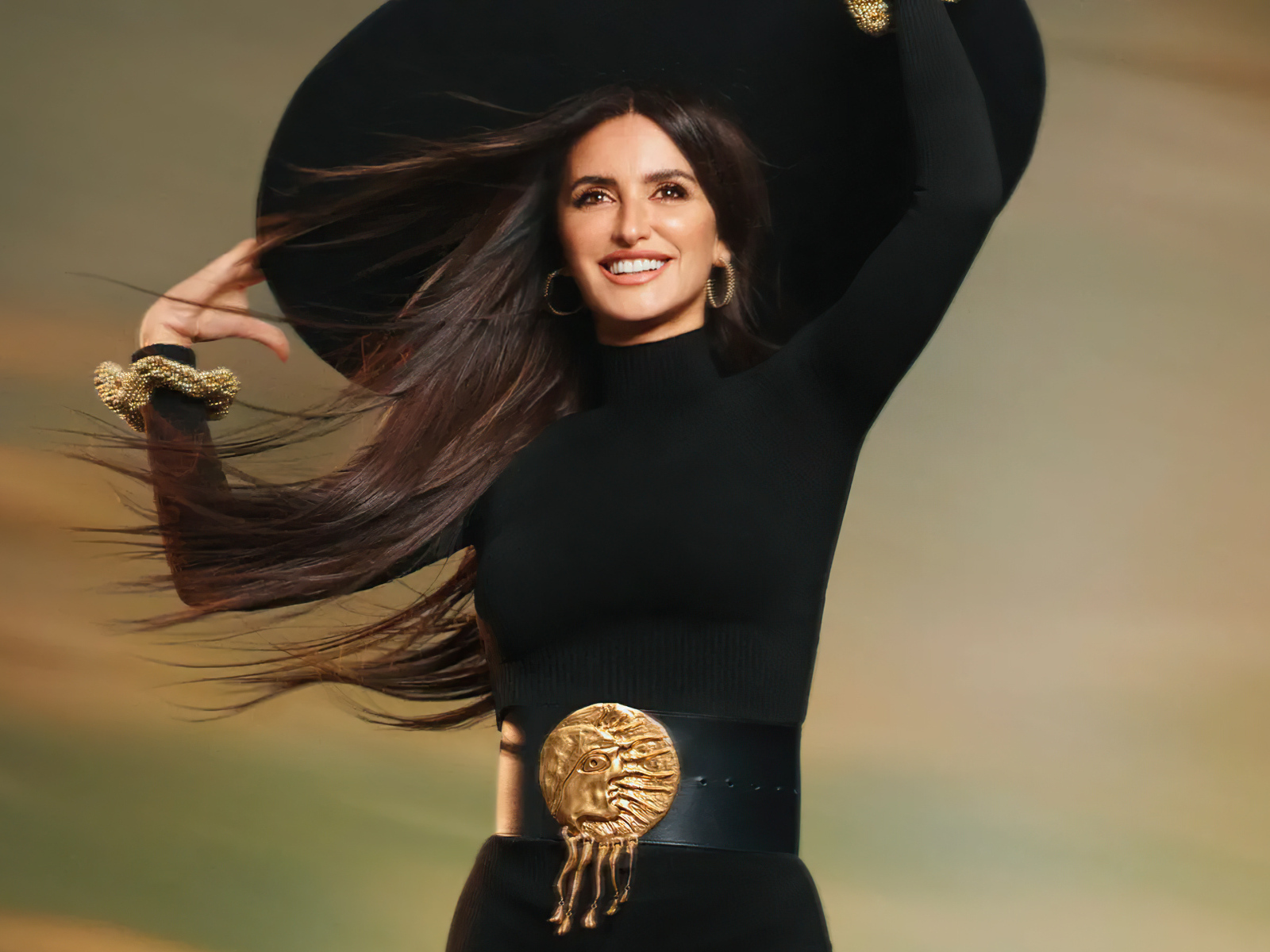 Актриса Пенелопа Крус в черной шляпе