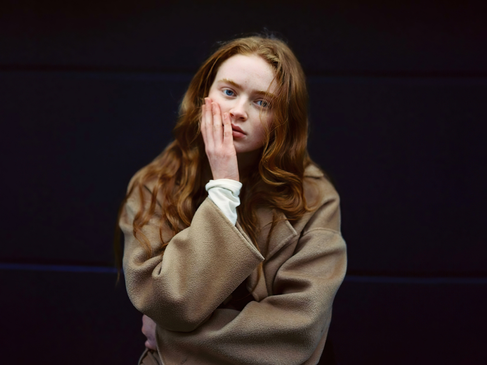 Актриса Сэди Синк на черном фоне