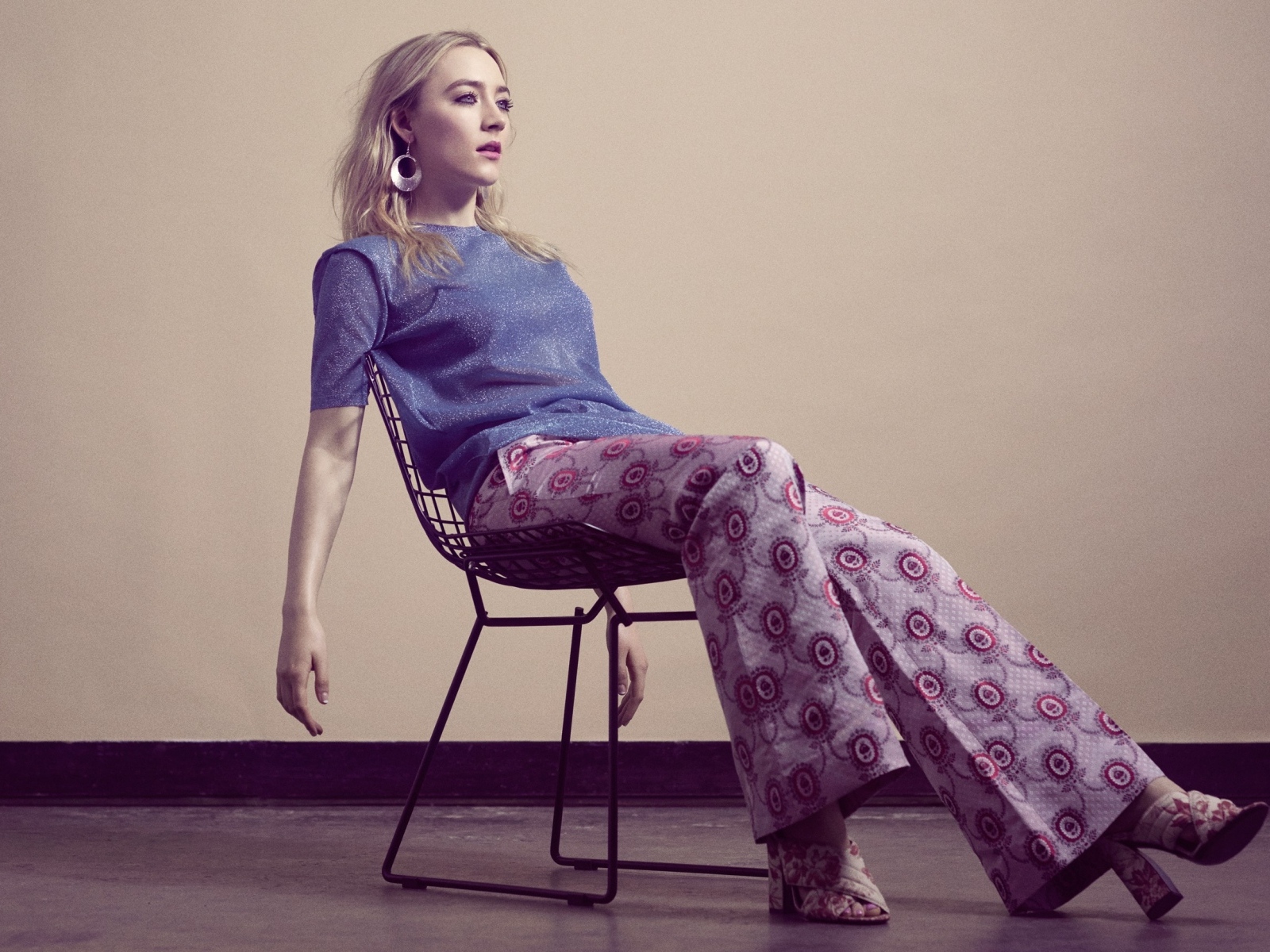 Актриса Сирша Ронан сидит на стуле