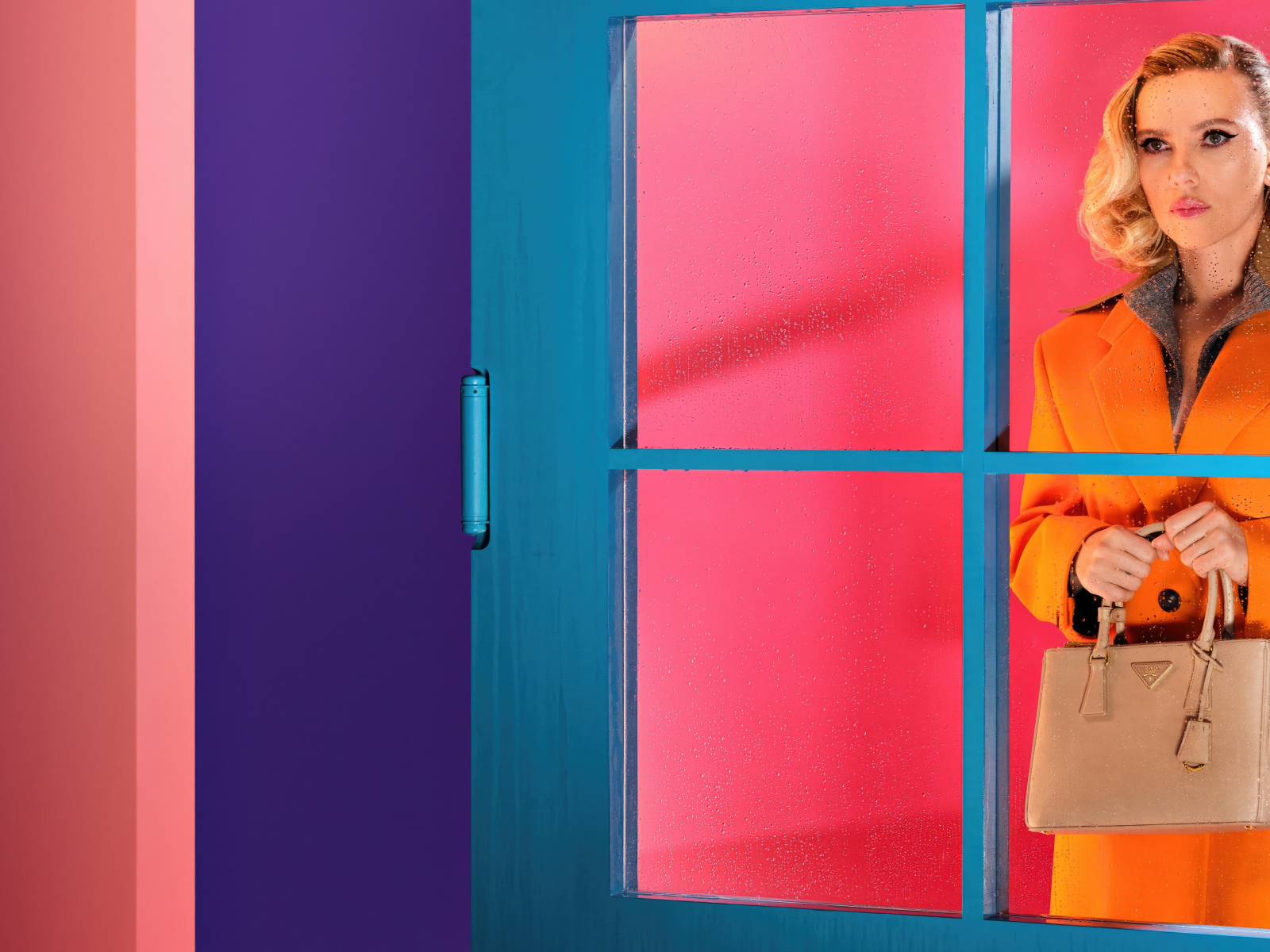 Актриса Скарлетт Йоханссон стоит у двери