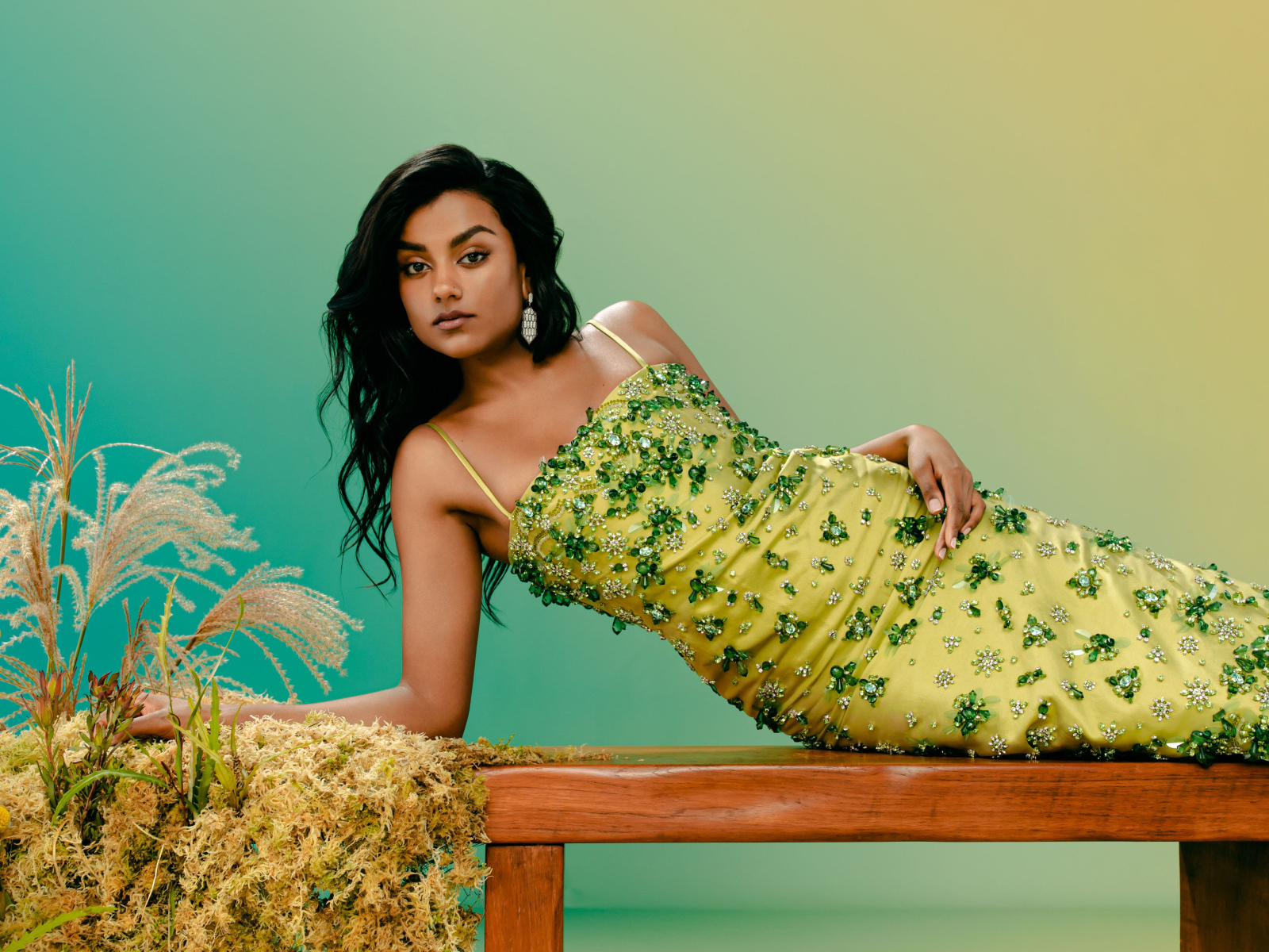 Актриса Симон Эшли в красивом платье лежит на лавке