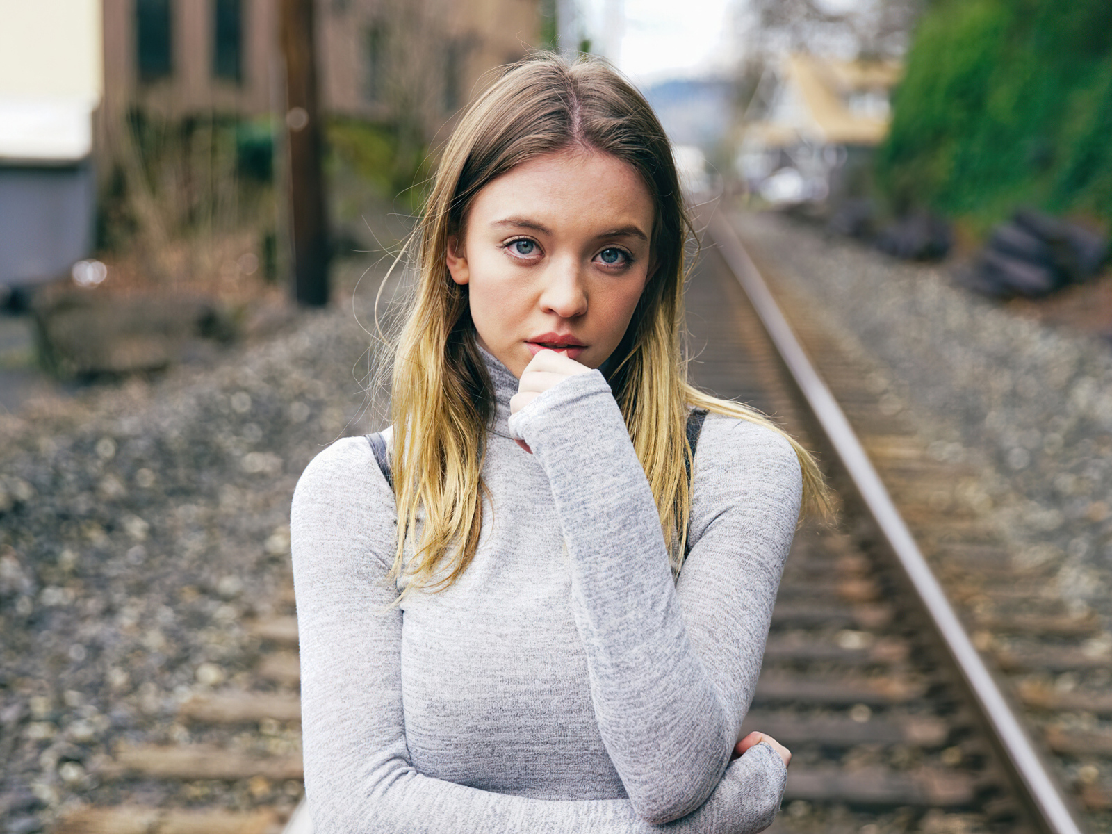 Актриса Сидни Суини стоит на рельсах