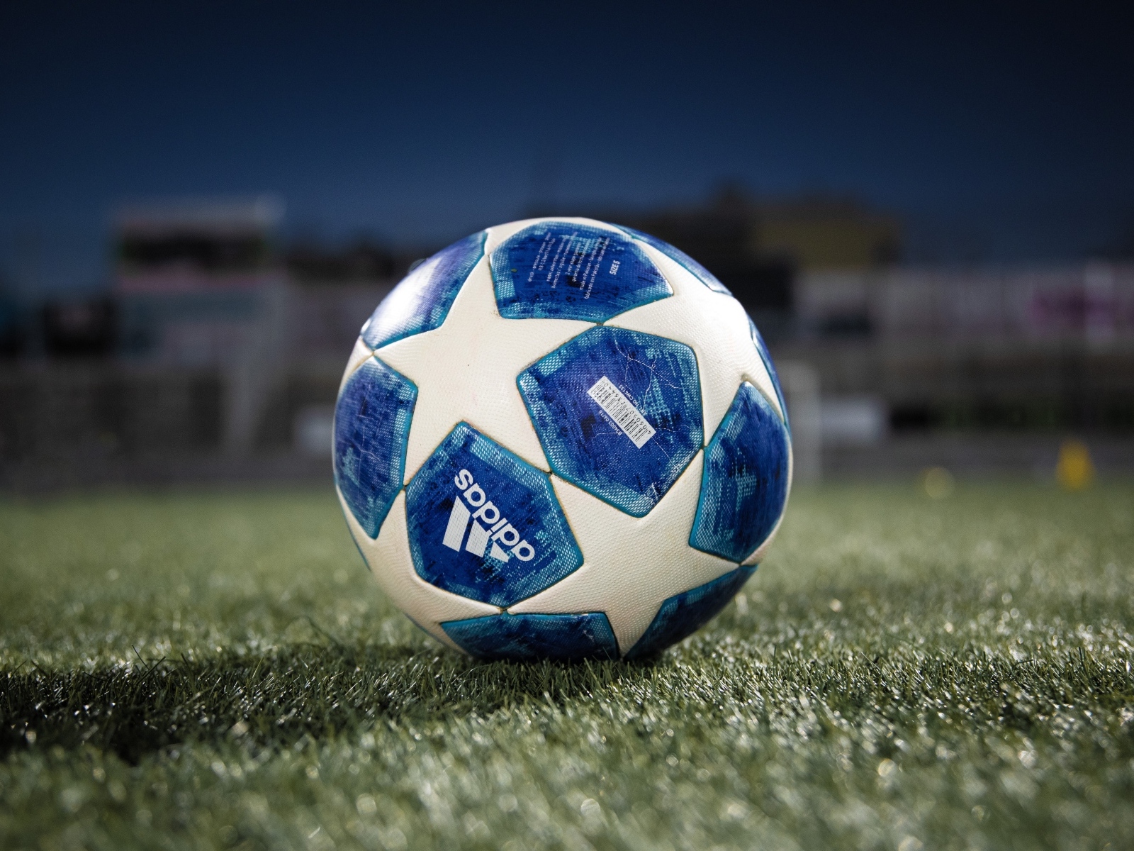 Футбольный мяч адидас на поле