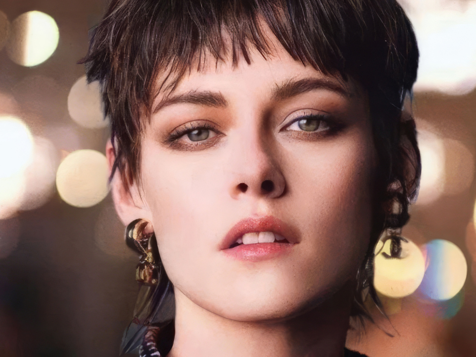 Американская актриса Кристен Стюарт с короткой стрижкой