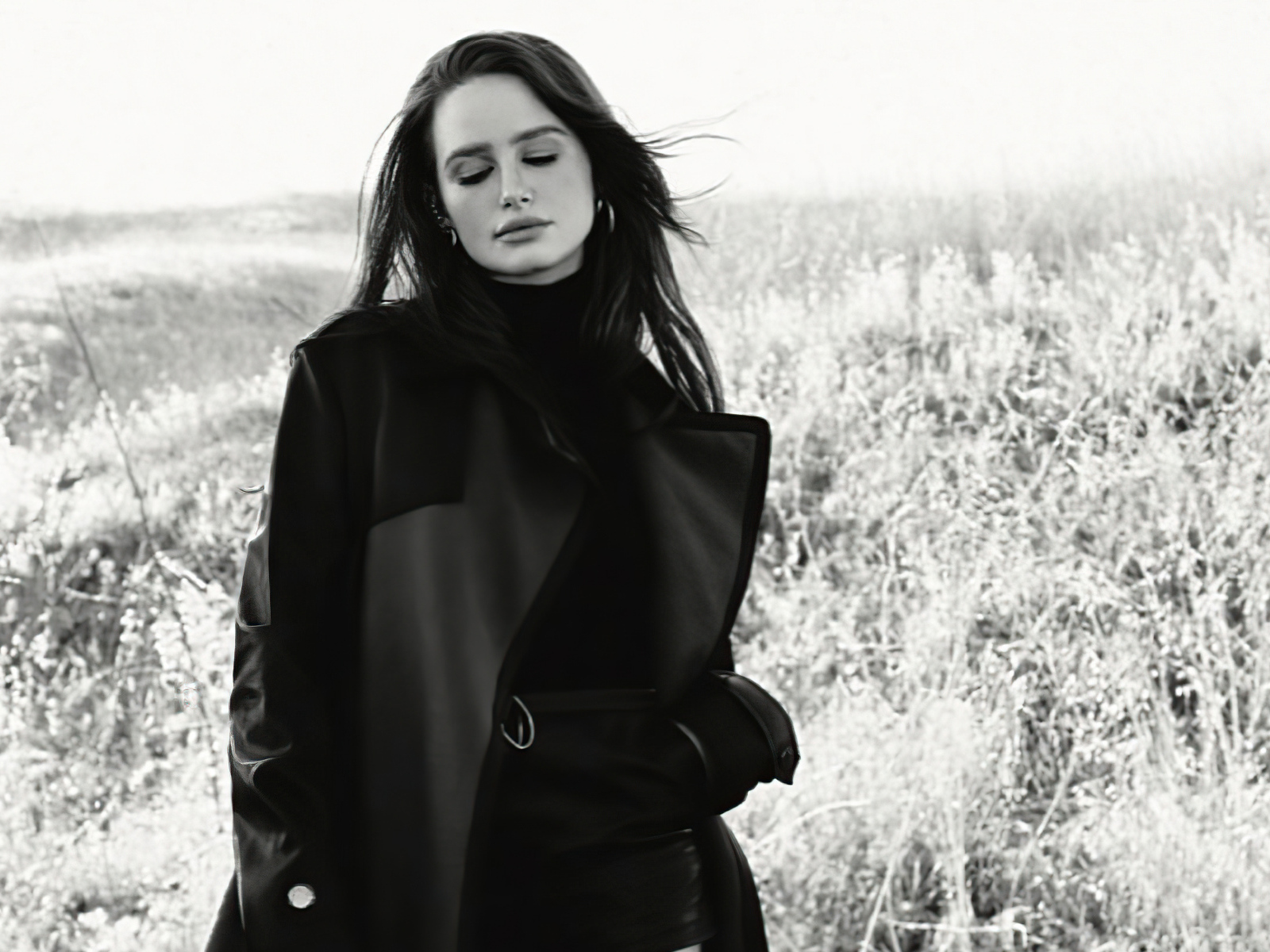 Американская актриса Мэделин Петш в черном пальто