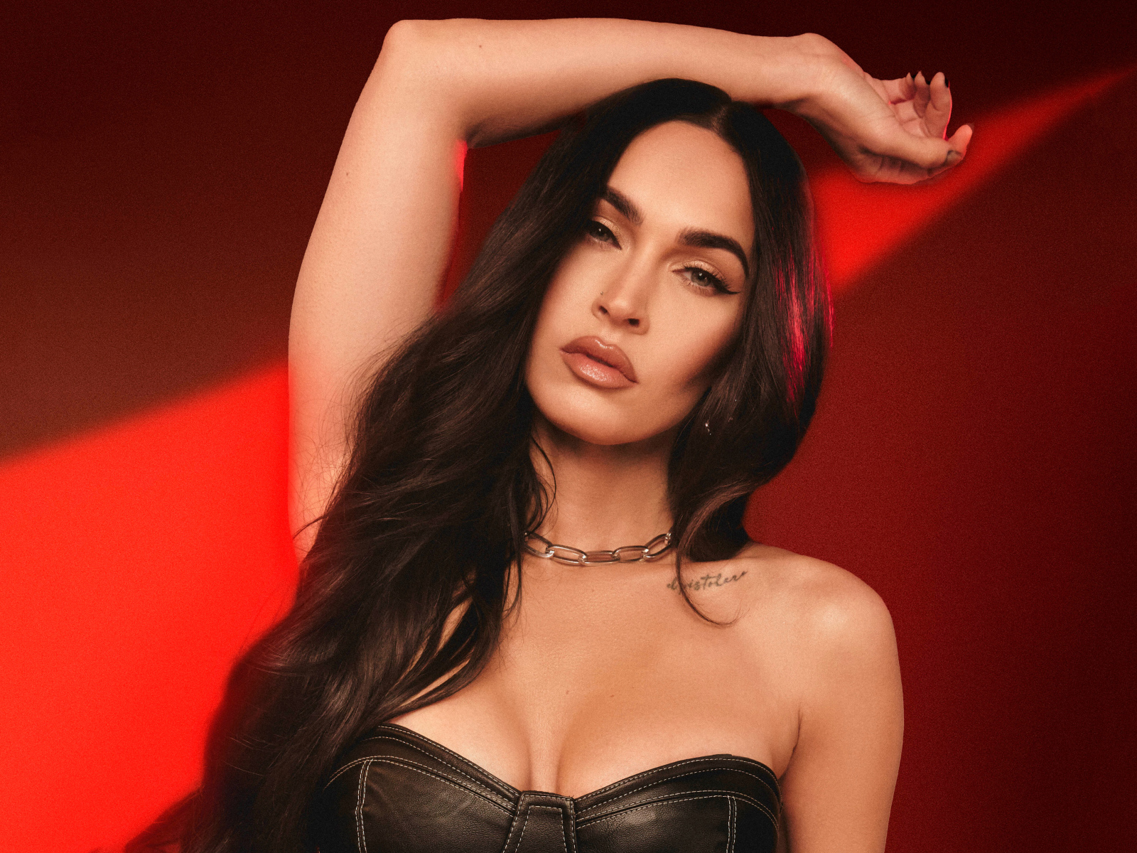 Американская актриса  Меган Фокс на красном фоне