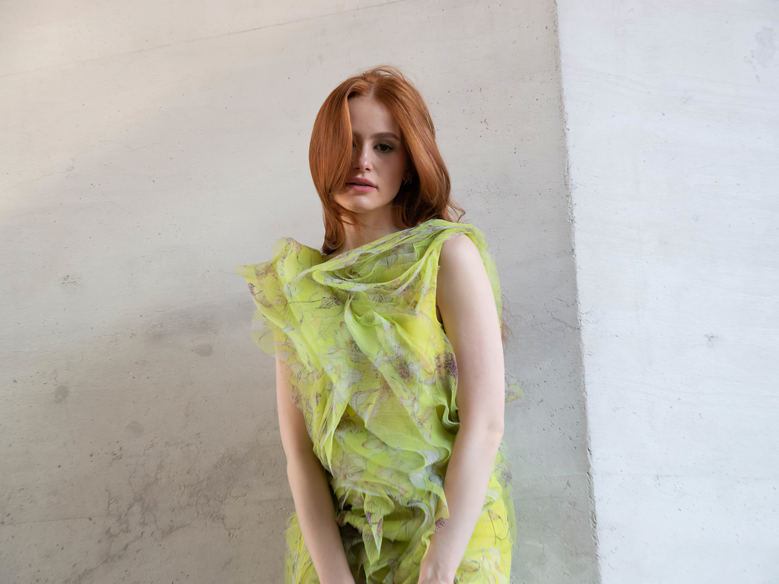 Американская рыжеволосая актриса Мэделин Петш у стены