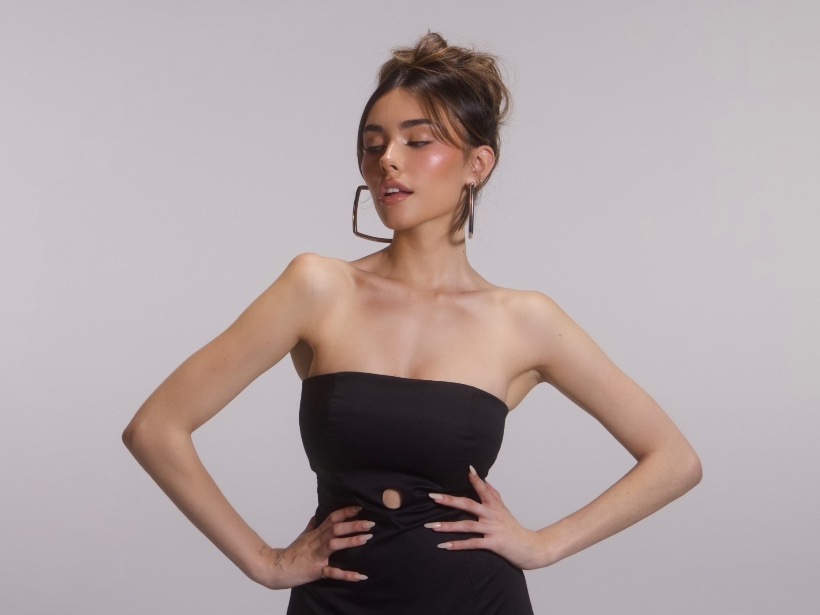 Американская певица Мэдисон Бир в черном платье