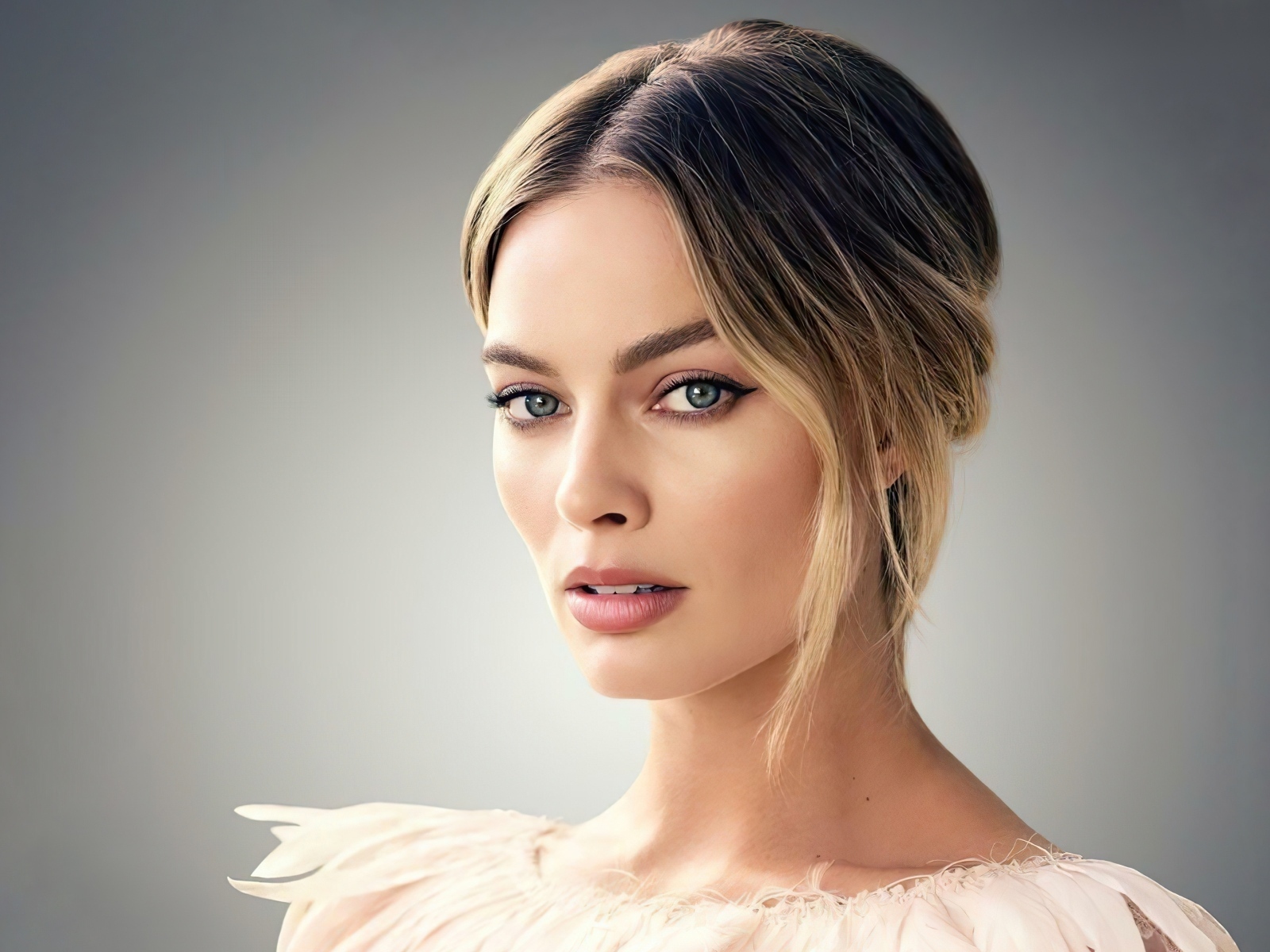 Австралийская актриса Марго Робби на сером фоне