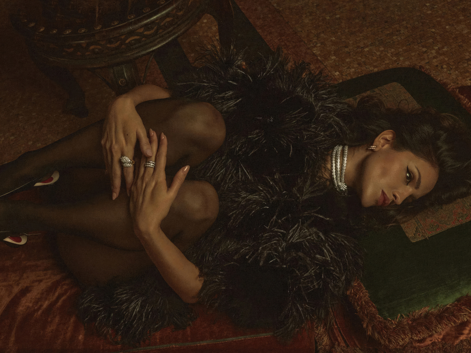 Красивая актриса Эйса Гонсалес лежит на полу
