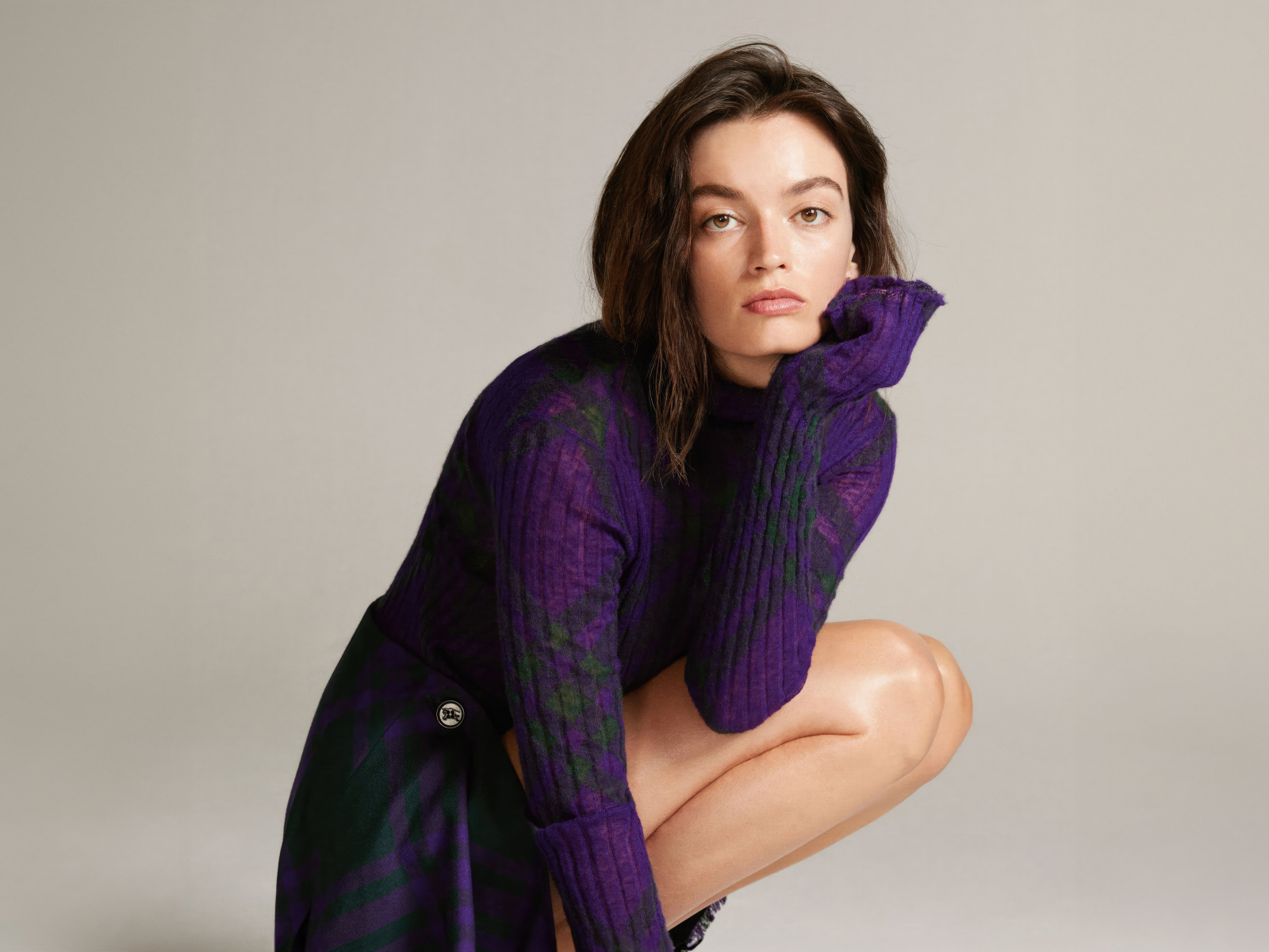 Красивая актриса Эмма Маки в свитере