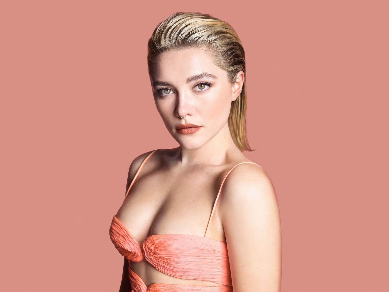 Красивая актриса Флоренс Пью на розовом фоне