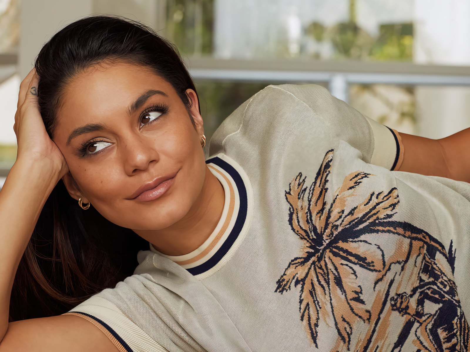 Красивая актриса Ванесса Хадженс лежит на кровати