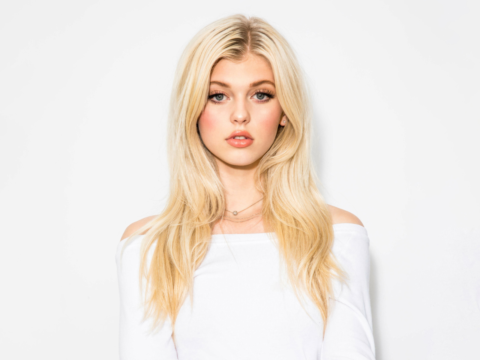 Красивая блондинка Лорен Грей на белом фоне