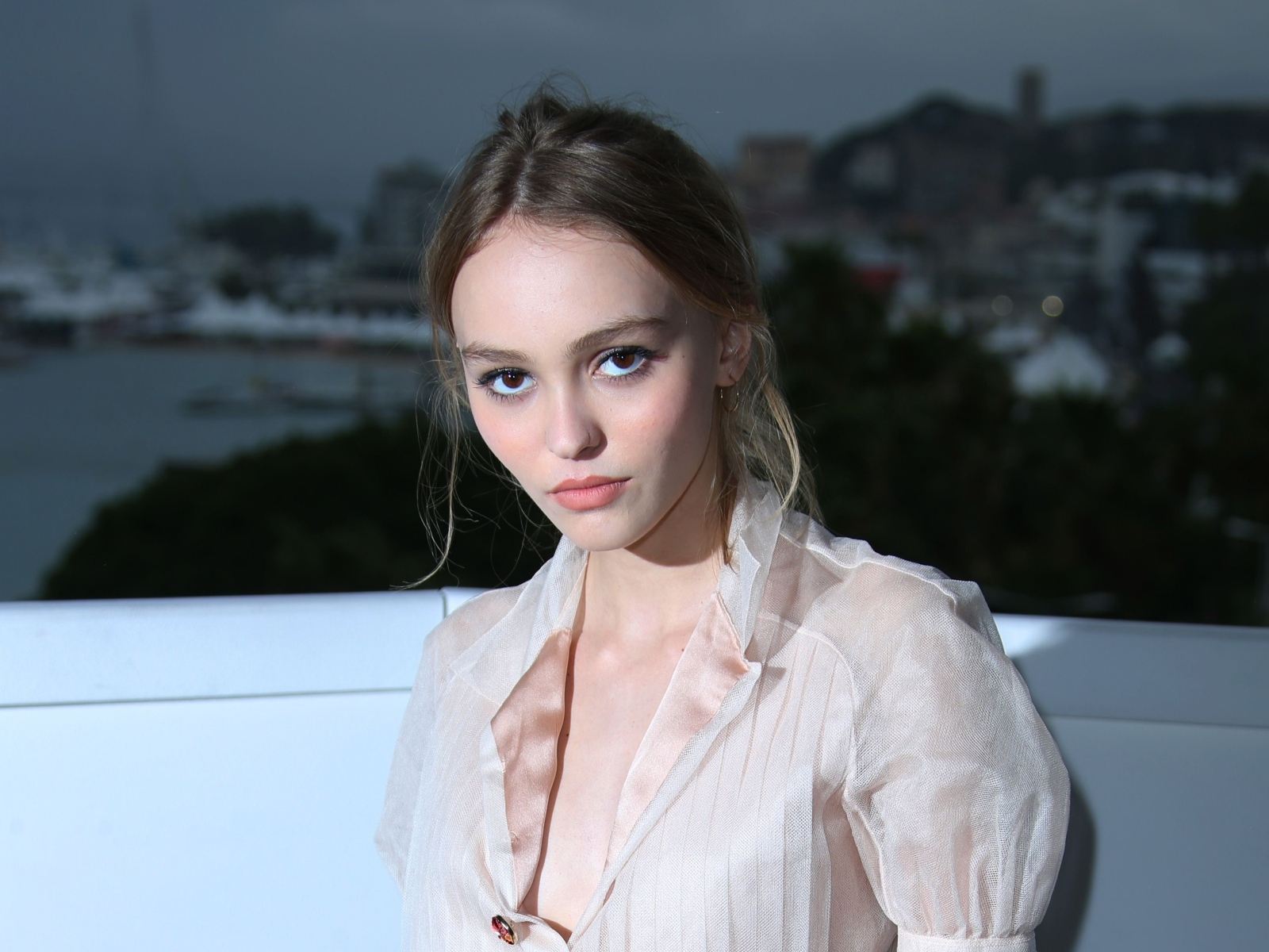 Красивая кареглазая девушка Лили-Роуз Мелоди Депп