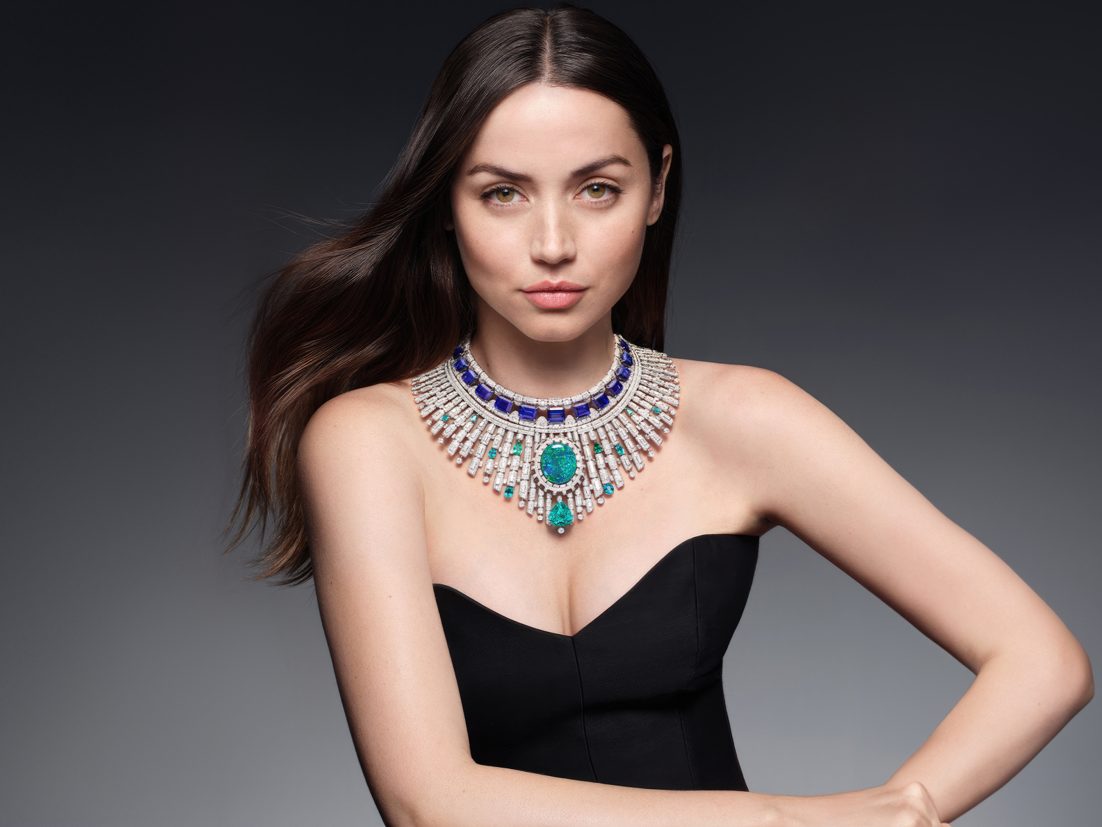 Красивое дорогое украшение на шее актрисы Ана де Армас