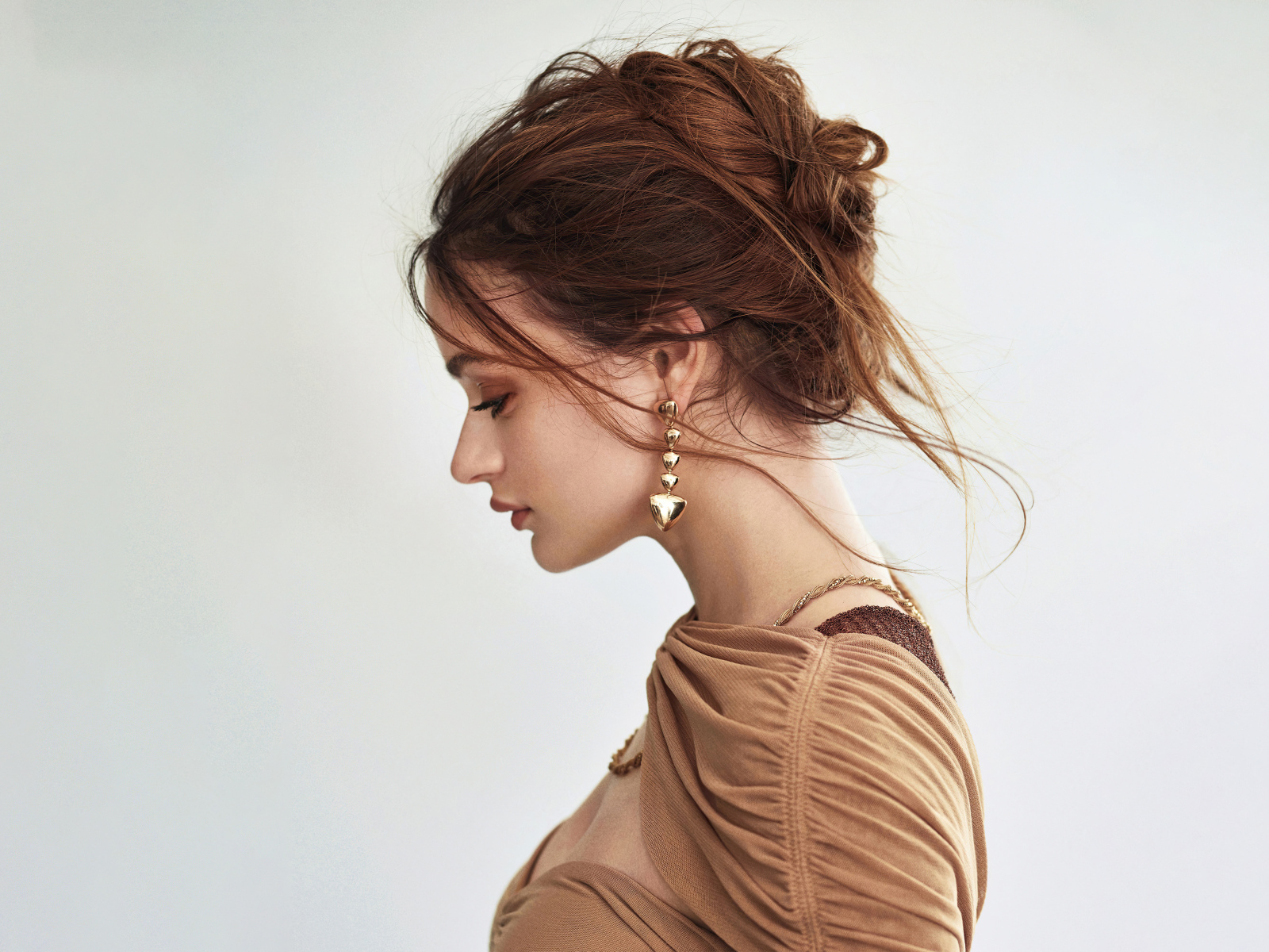 Красивая девушка Джоуи Кинг на сером фоне