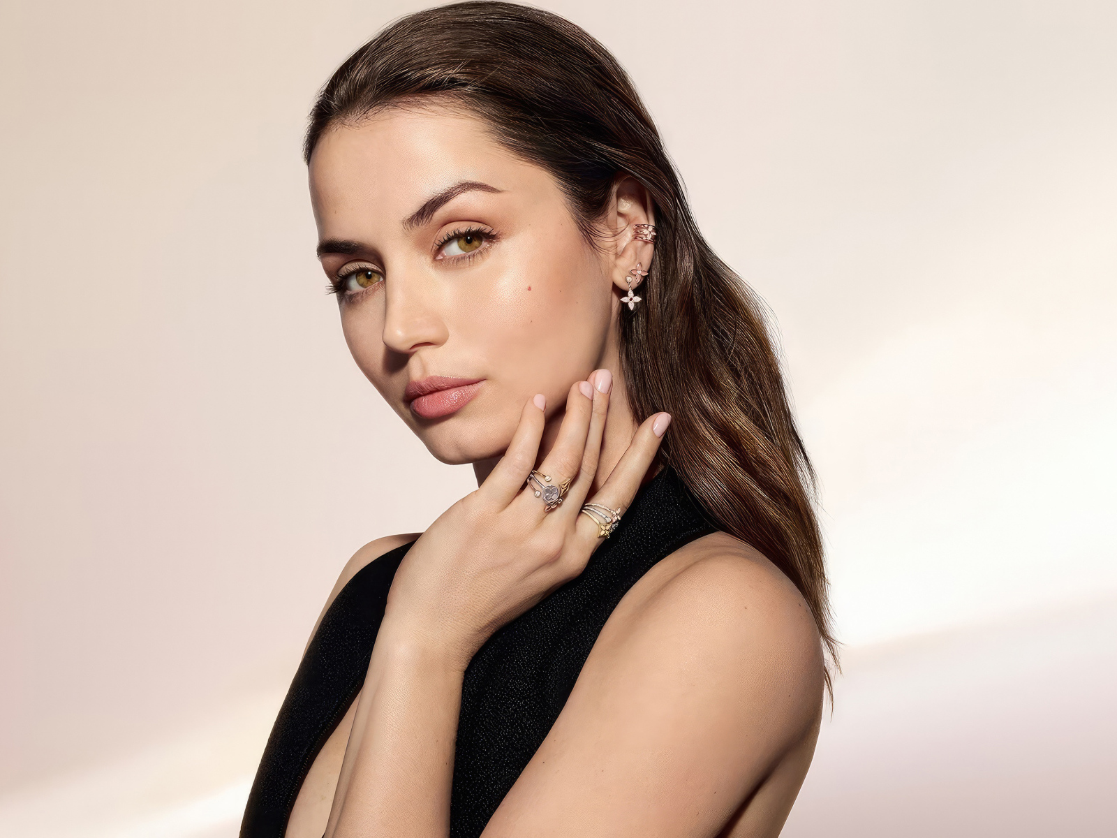 Красивая девушка актриса Ана де Армас с украшениями на руках