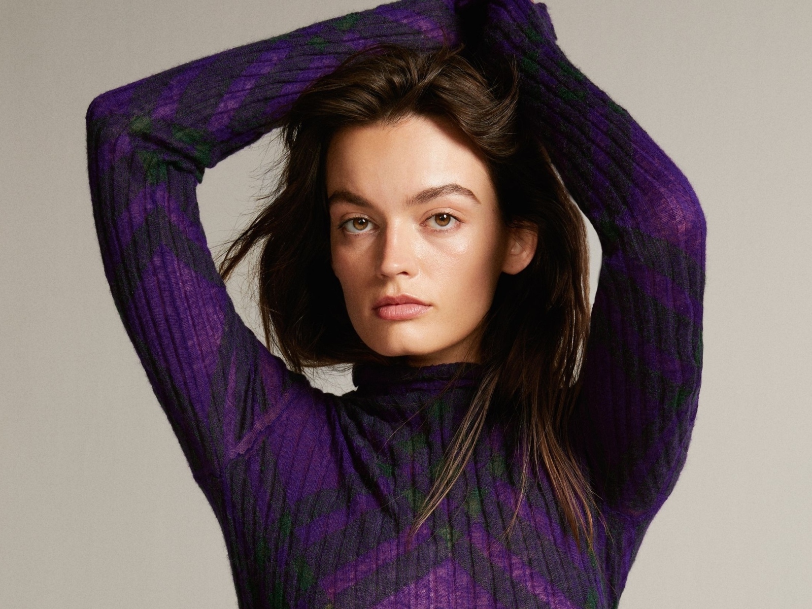 Красивая девушка актриса Эмма Маки в свитере