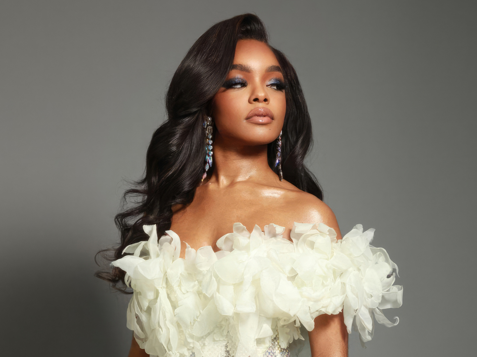 Красивая стильная девушка Марсай Мартин  в белом платье