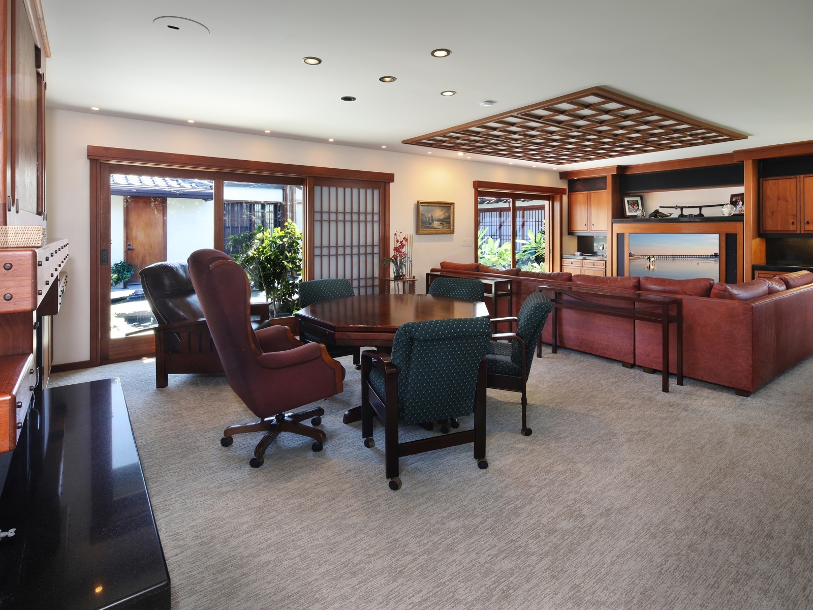 Красивая деревянная мебель в гостиной