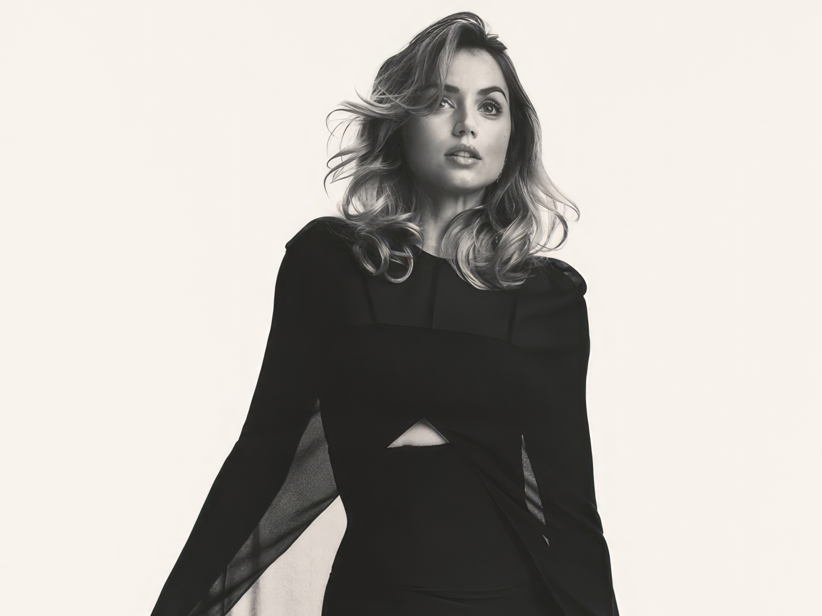 Черно-белое фото  актрисы Ана де Армас в платье 