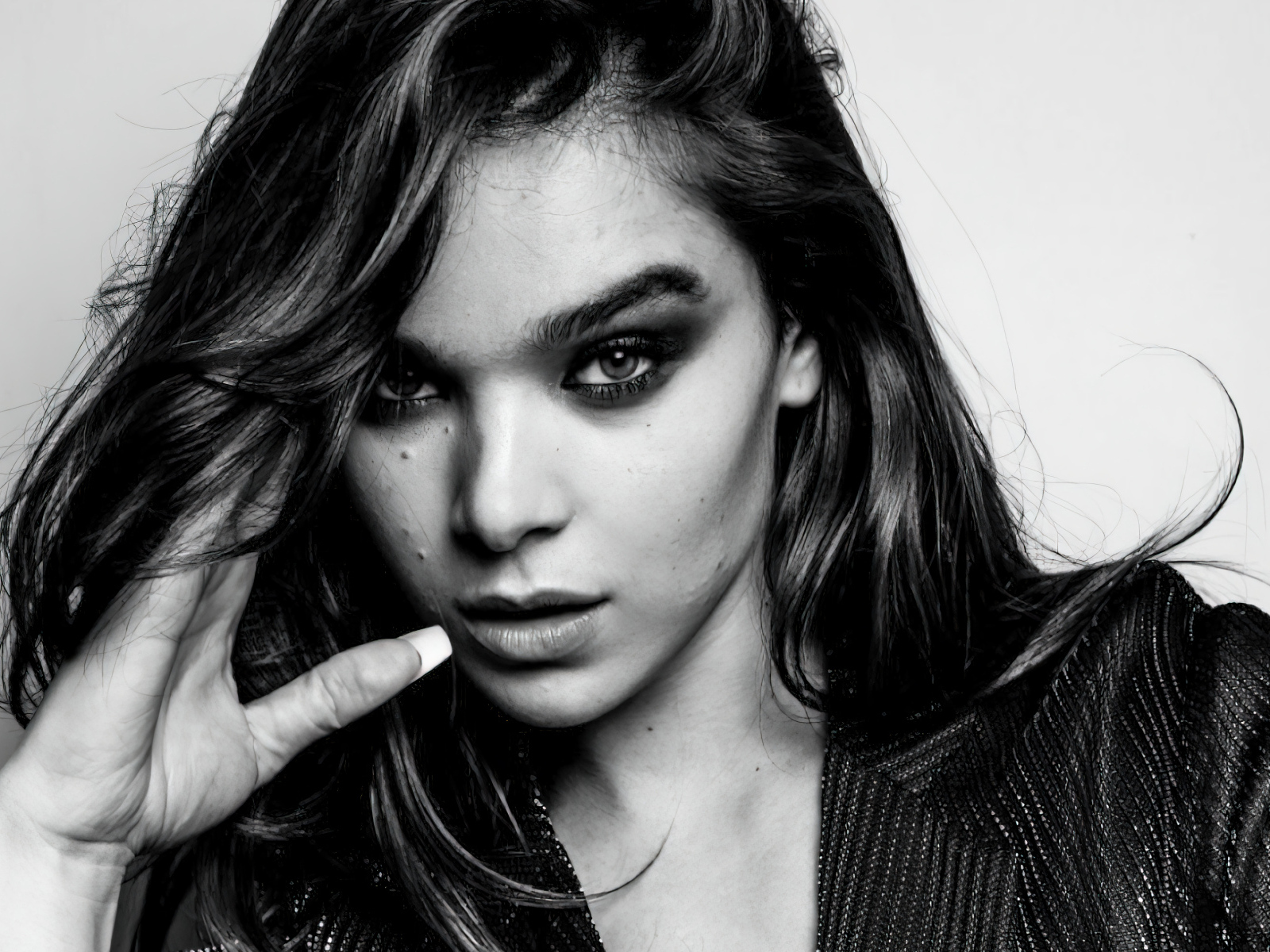 Черно-белое фото актрисы Хейли Стейнфилд на сером фоне