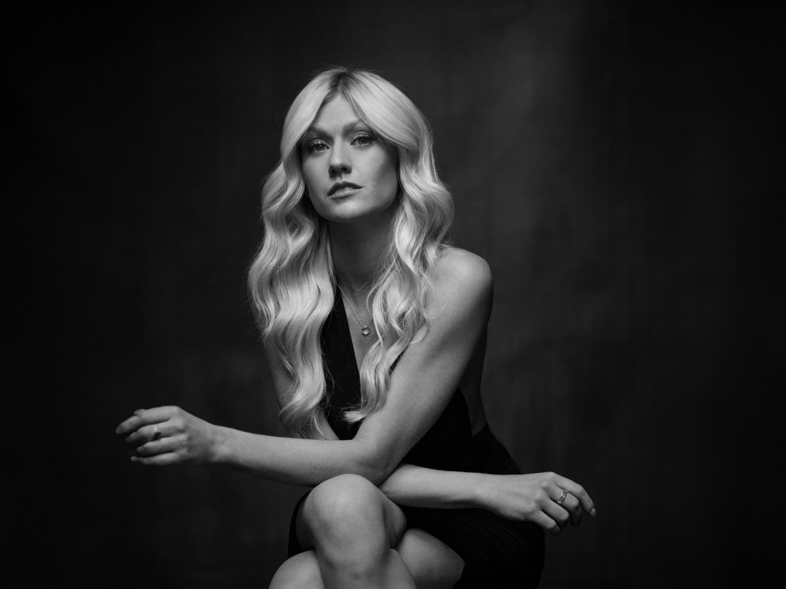 Черно-белое фото актрисы Кэтрин Макнамара